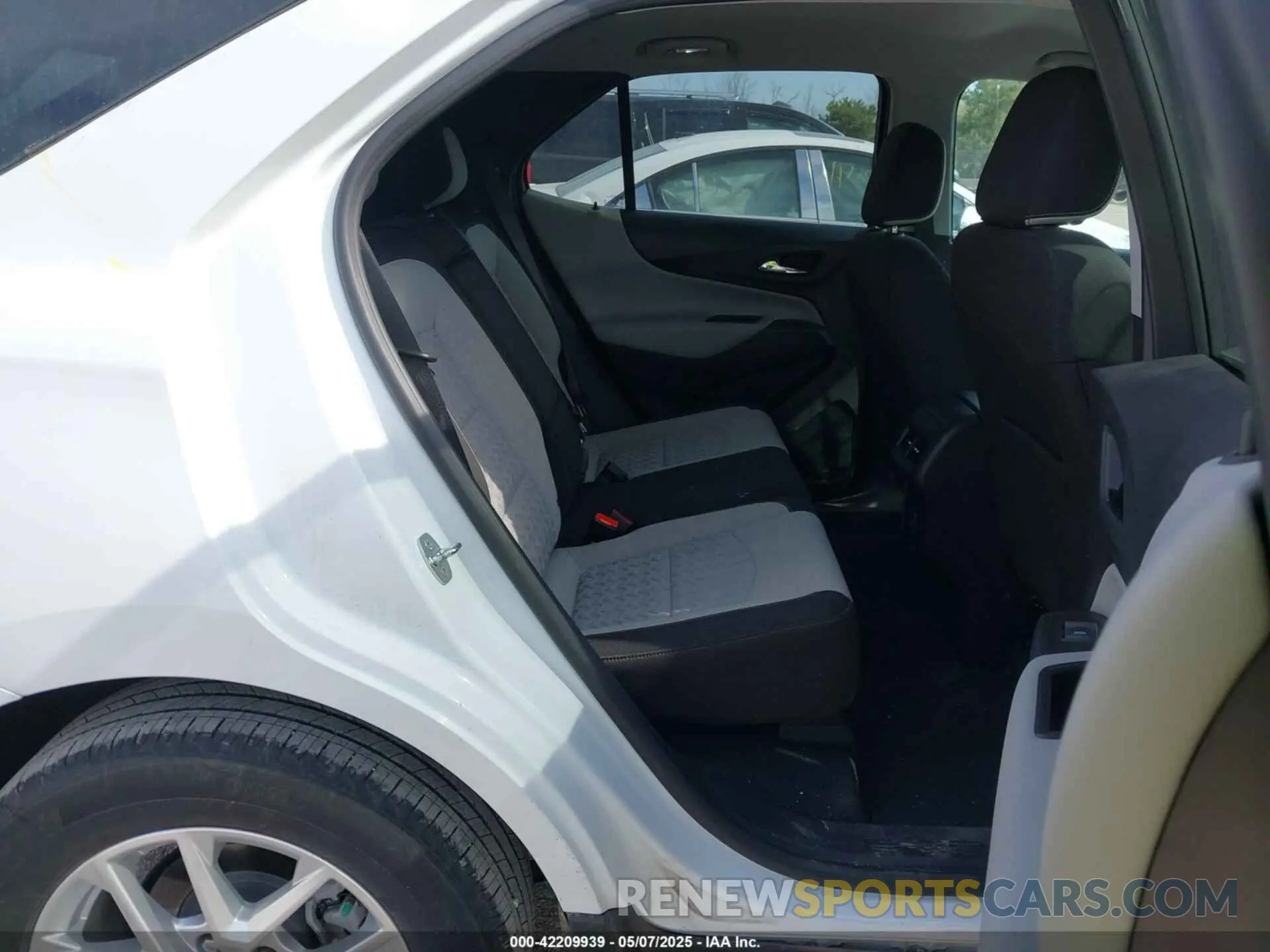 8 Photograph of a damaged car 3GNAXKEV5NS216434 CHEVROLET EQUINOX 2022