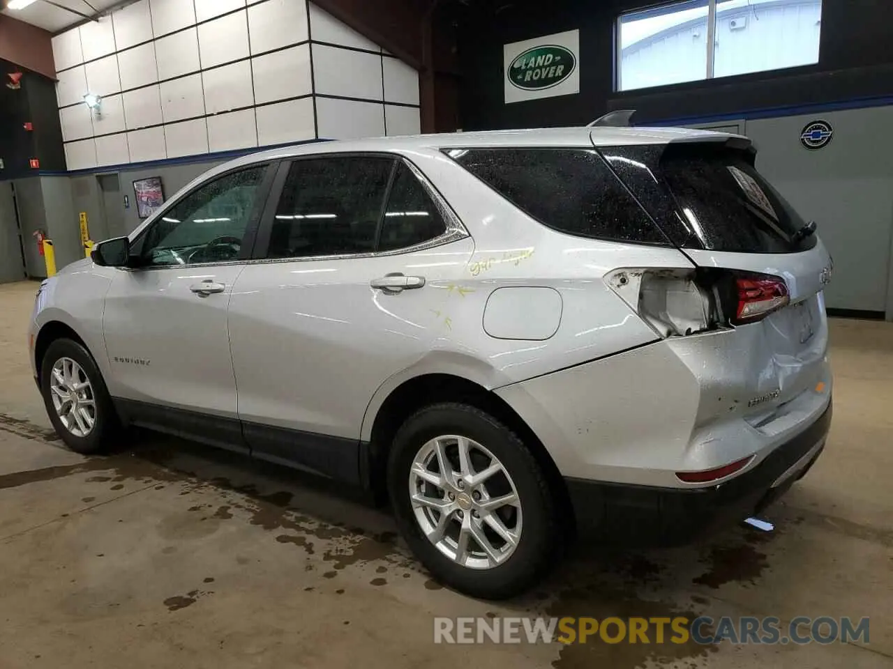 2 Photograph of a damaged car 3GNAXUEV2NL215747 CHEVROLET EQUINOX 2022