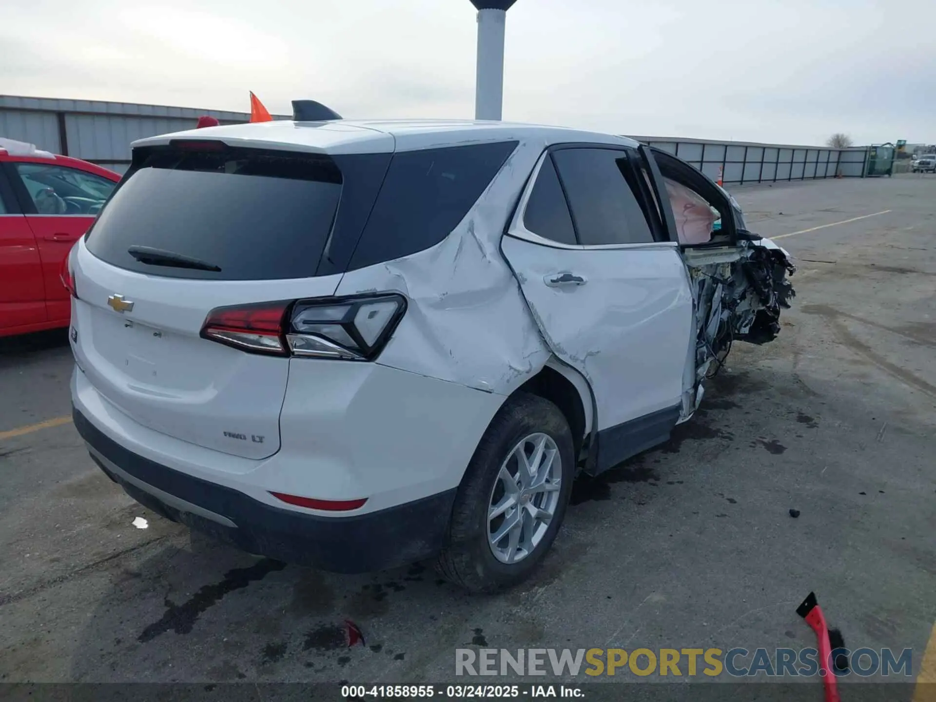 4 Photograph of a damaged car 3GNAXUEV4NL187577 CHEVROLET EQUINOX 2022