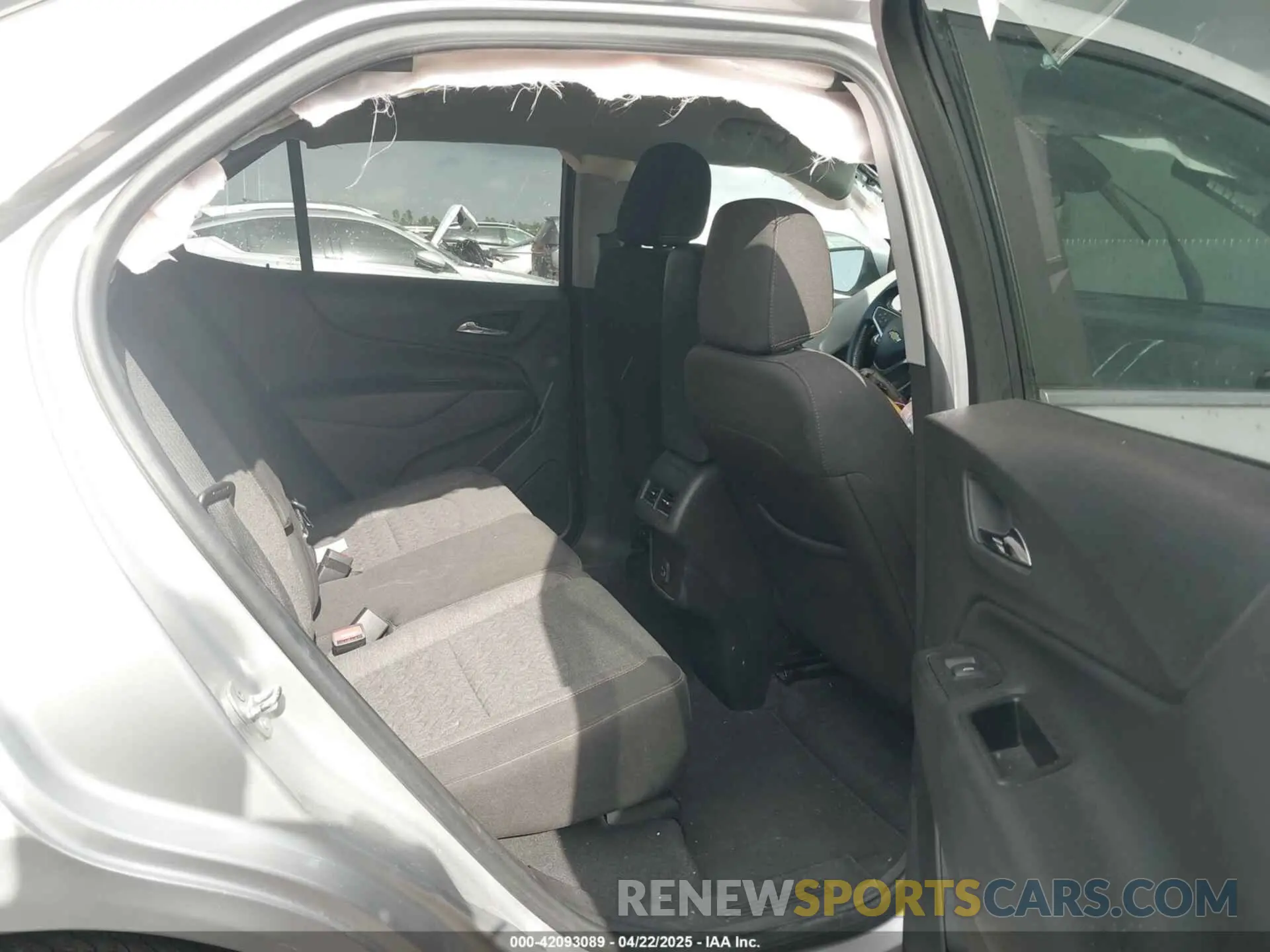 8 Photograph of a damaged car 3GNAXUEV8NL242161 CHEVROLET EQUINOX 2022