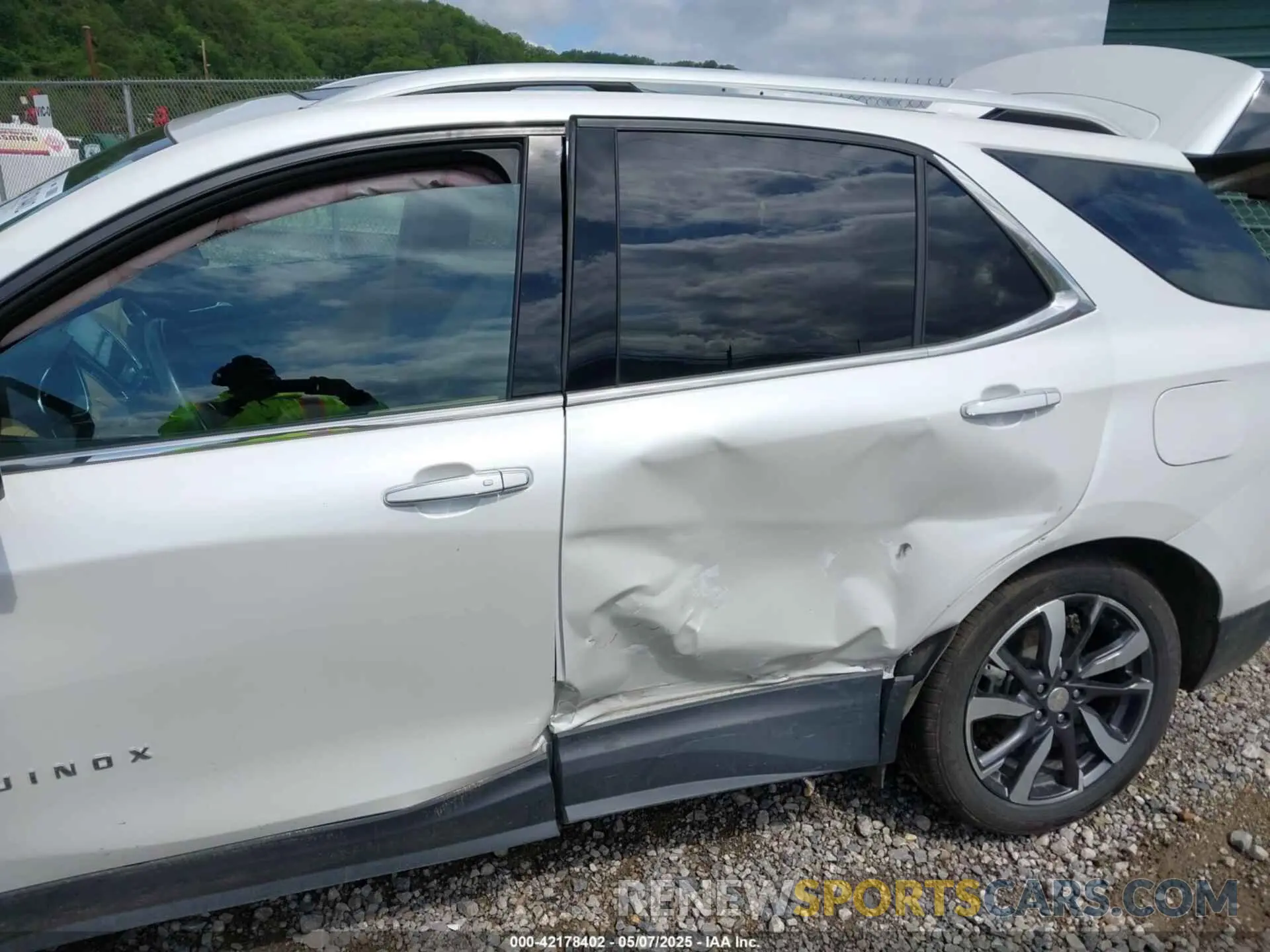 6 Photograph of a damaged car 3GNAXXEV6NS107848 CHEVROLET EQUINOX 2022