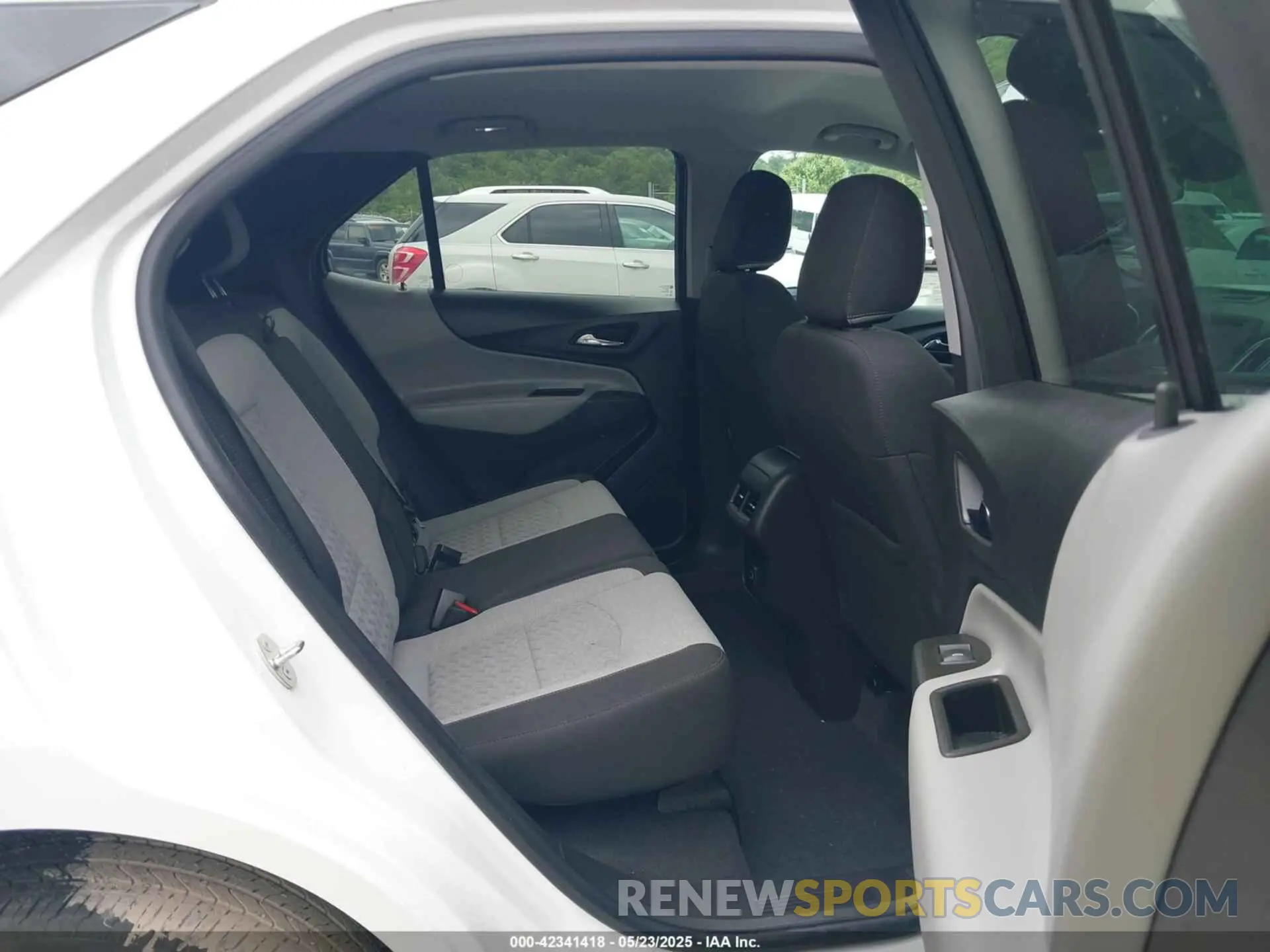 8 Фотография поврежденного автомобиля 3GNAXHEG2PL258285 CHEVROLET EQUINOX 2023