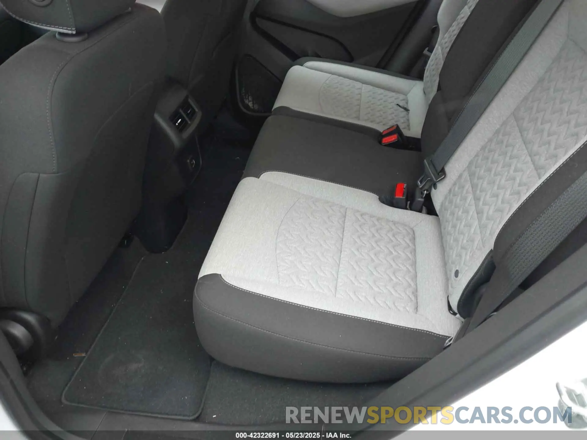 8 Photograph of a damaged car 3GNAXSEG1PL124784 CHEVROLET EQUINOX 2023