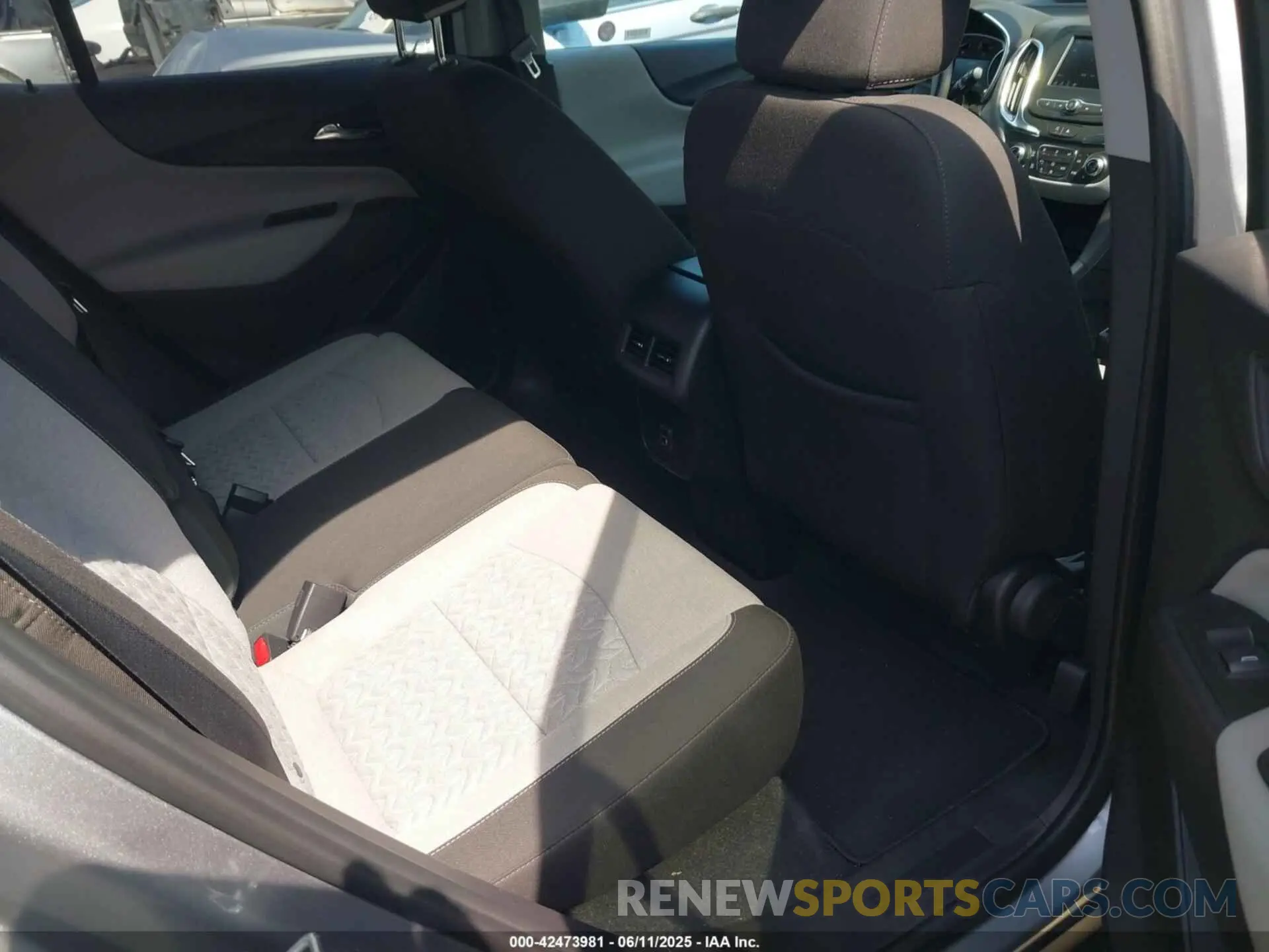 8 Photograph of a damaged car 3GNAXUEG8RL244595 CHEVROLET EQUINOX 2024