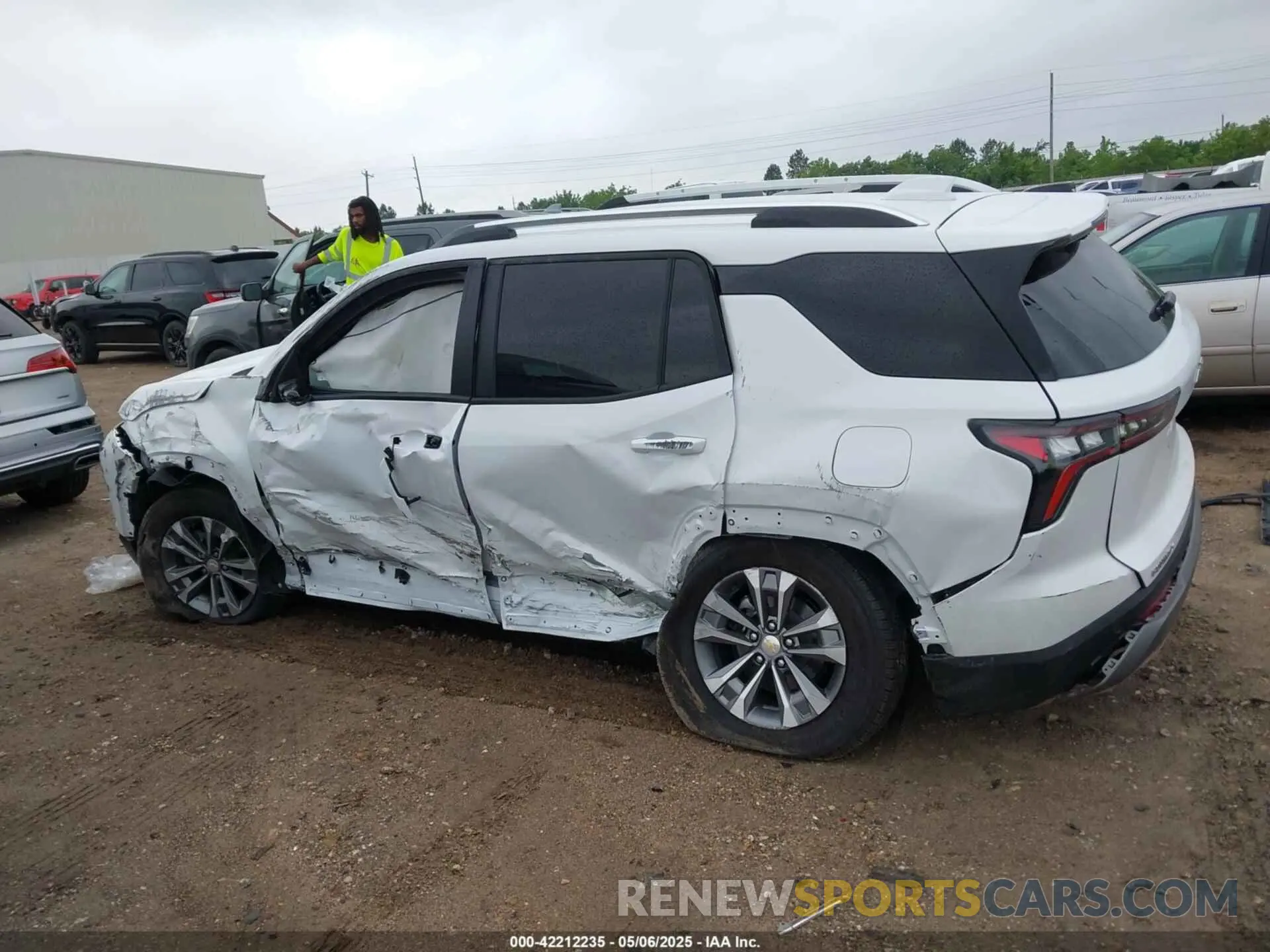 14 Photograph of a damaged car 3GNAXHEG0SL304222 CHEVROLET EQUINOX 2025