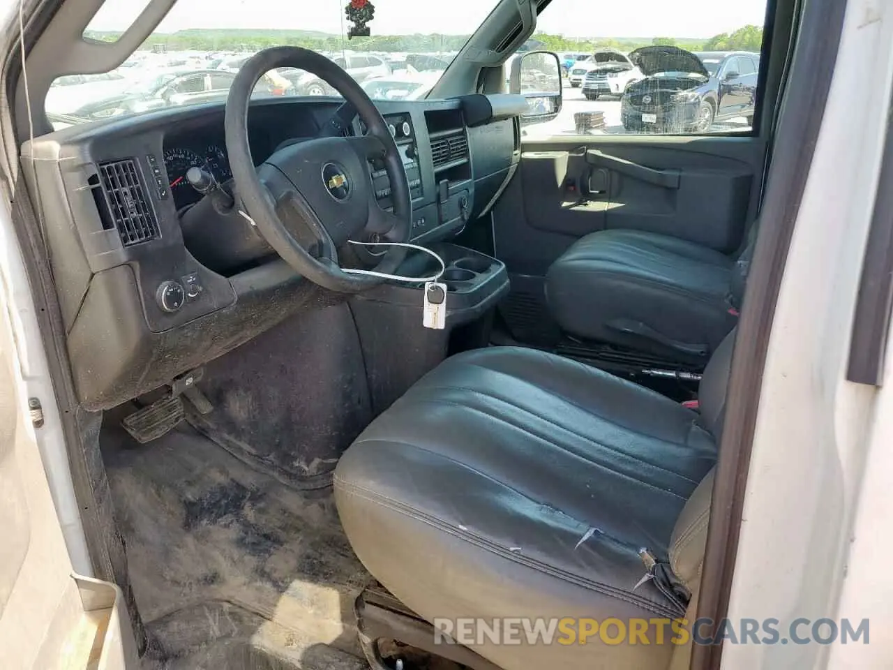 7 Фотография поврежденного автомобиля 1GCWGBFP4K1164337 CHEVROLET EXPRESS 2019