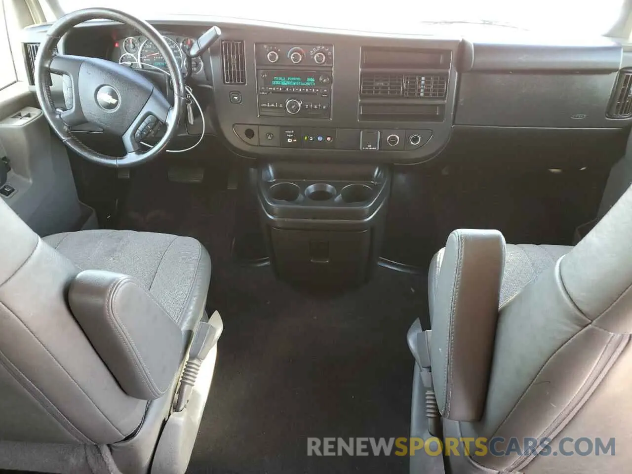 8 Фотография поврежденного автомобиля 1GAZGNFP3L1268455 CHEVROLET EXPRESS 2020
