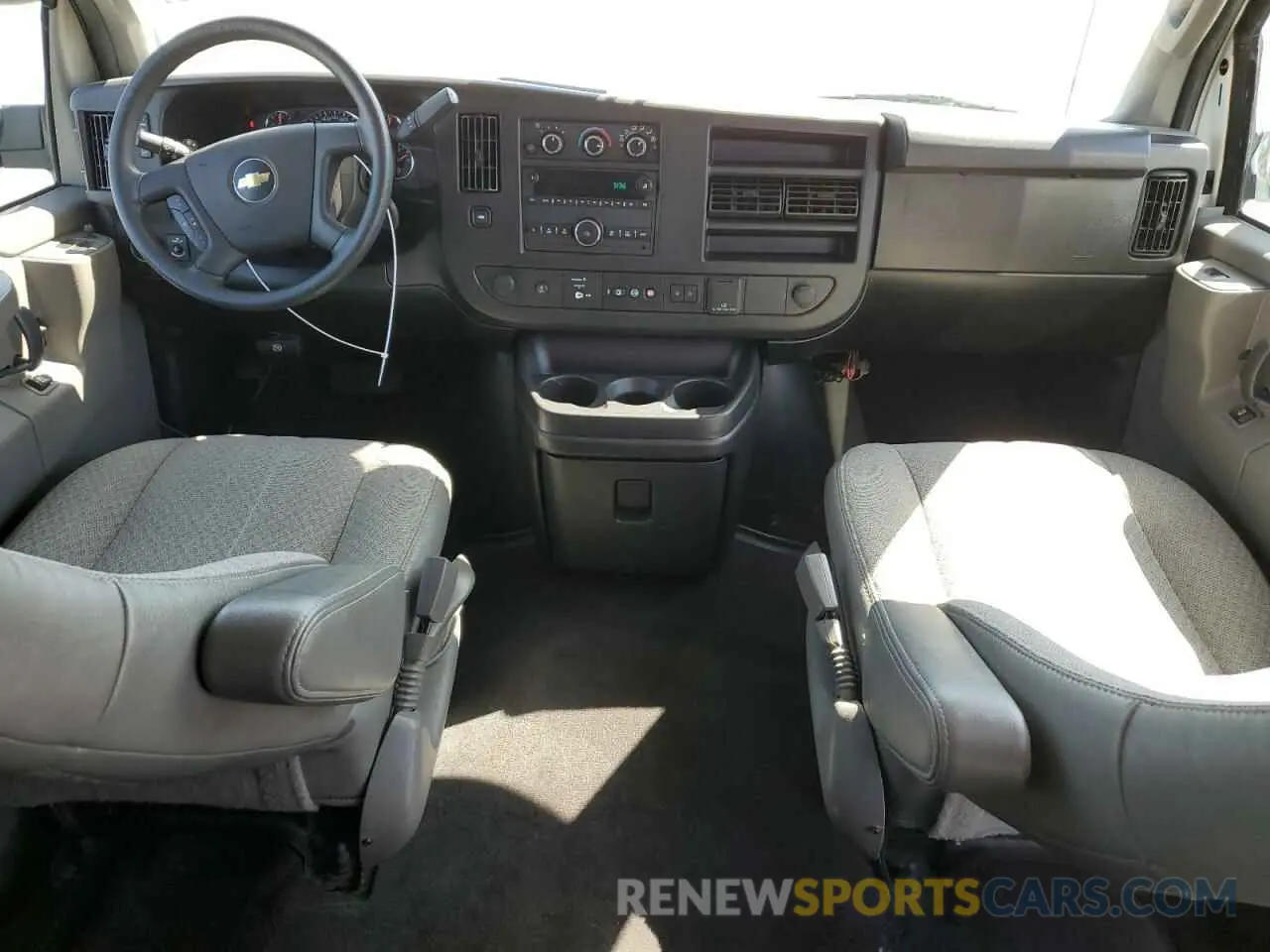 8 Фотография поврежденного автомобиля 1GAZGPFG8L1176429 CHEVROLET EXPRESS 2020