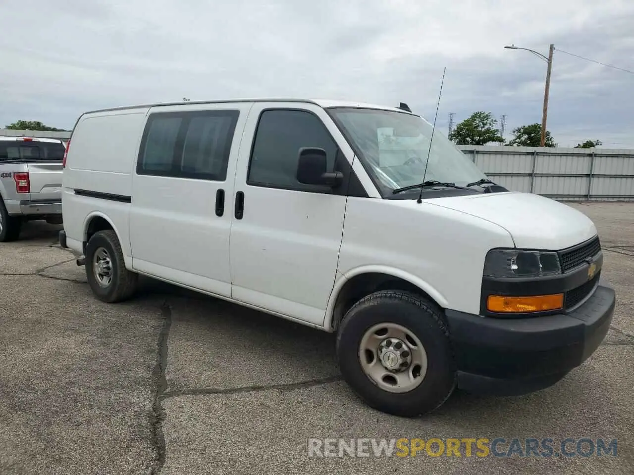 4 Photograph of a damaged car 1GCWGAFP4L1248766 CHEVROLET EXPRESS 2020