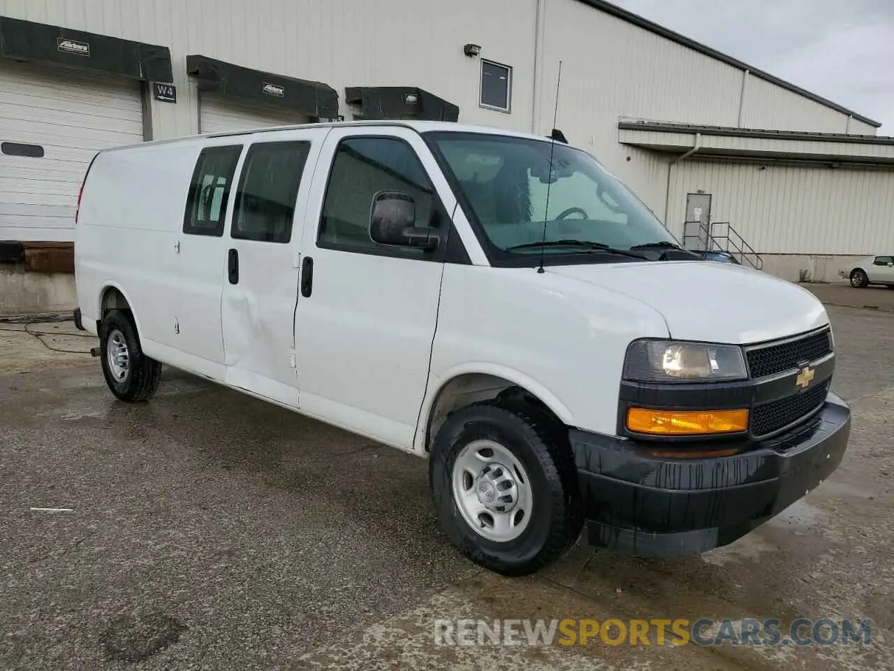 4 Фотография поврежденного автомобиля 1GCWGBFB5L1153692 CHEVROLET EXPRESS 2020