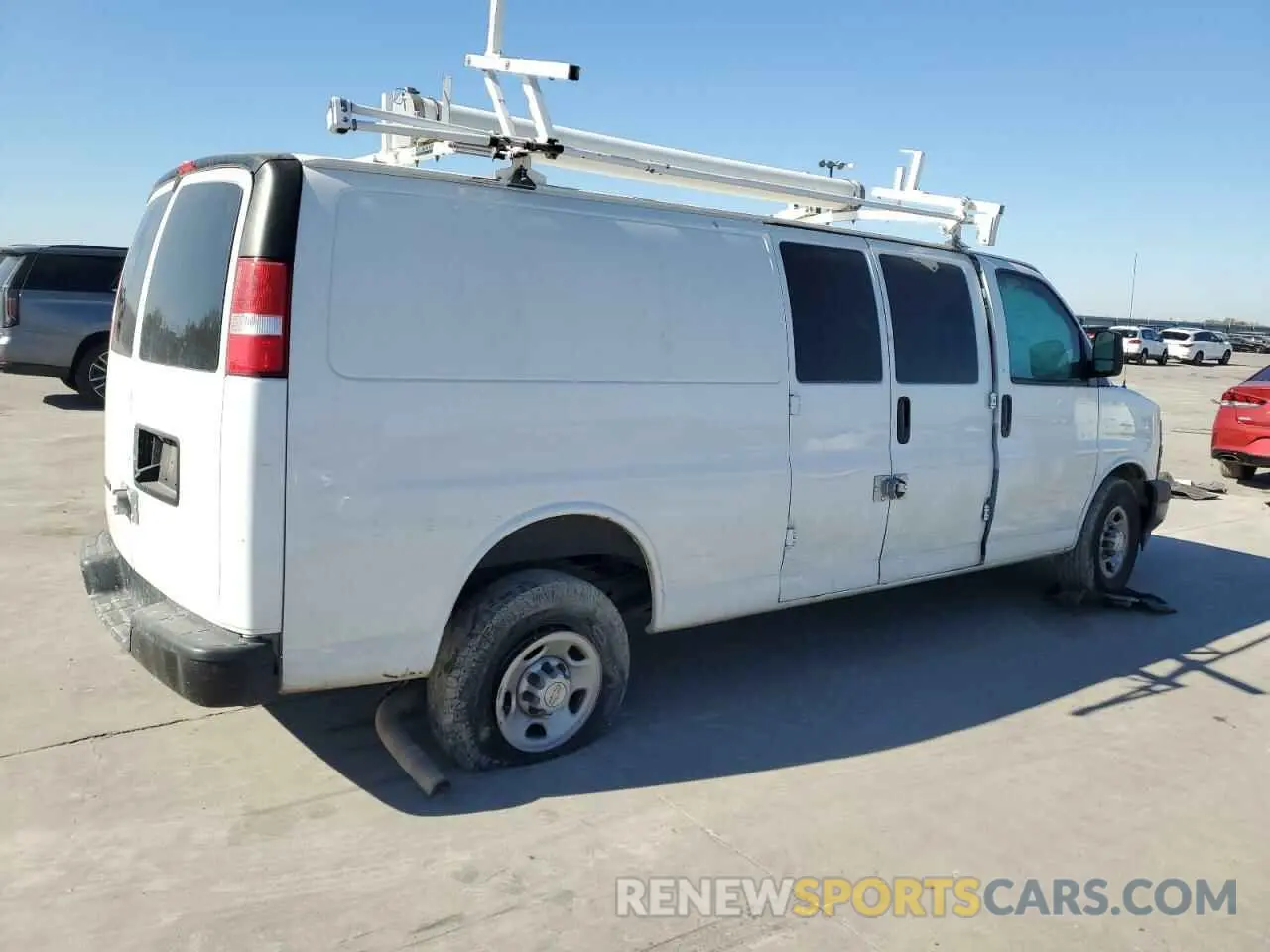 3 Фотография поврежденного автомобиля 1GCWGBFG9L1125874 CHEVROLET EXPRESS 2020
