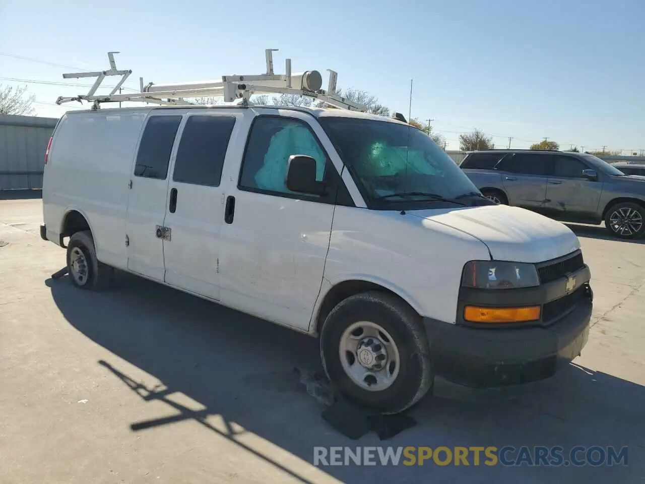 4 Фотография поврежденного автомобиля 1GCWGBFG9L1125874 CHEVROLET EXPRESS 2020