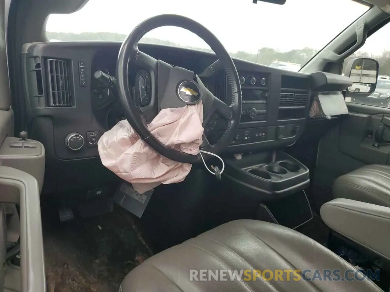 8 Photograph of a damaged car 1GCWGBFP6M1243589 CHEVROLET EXPRESS 2021