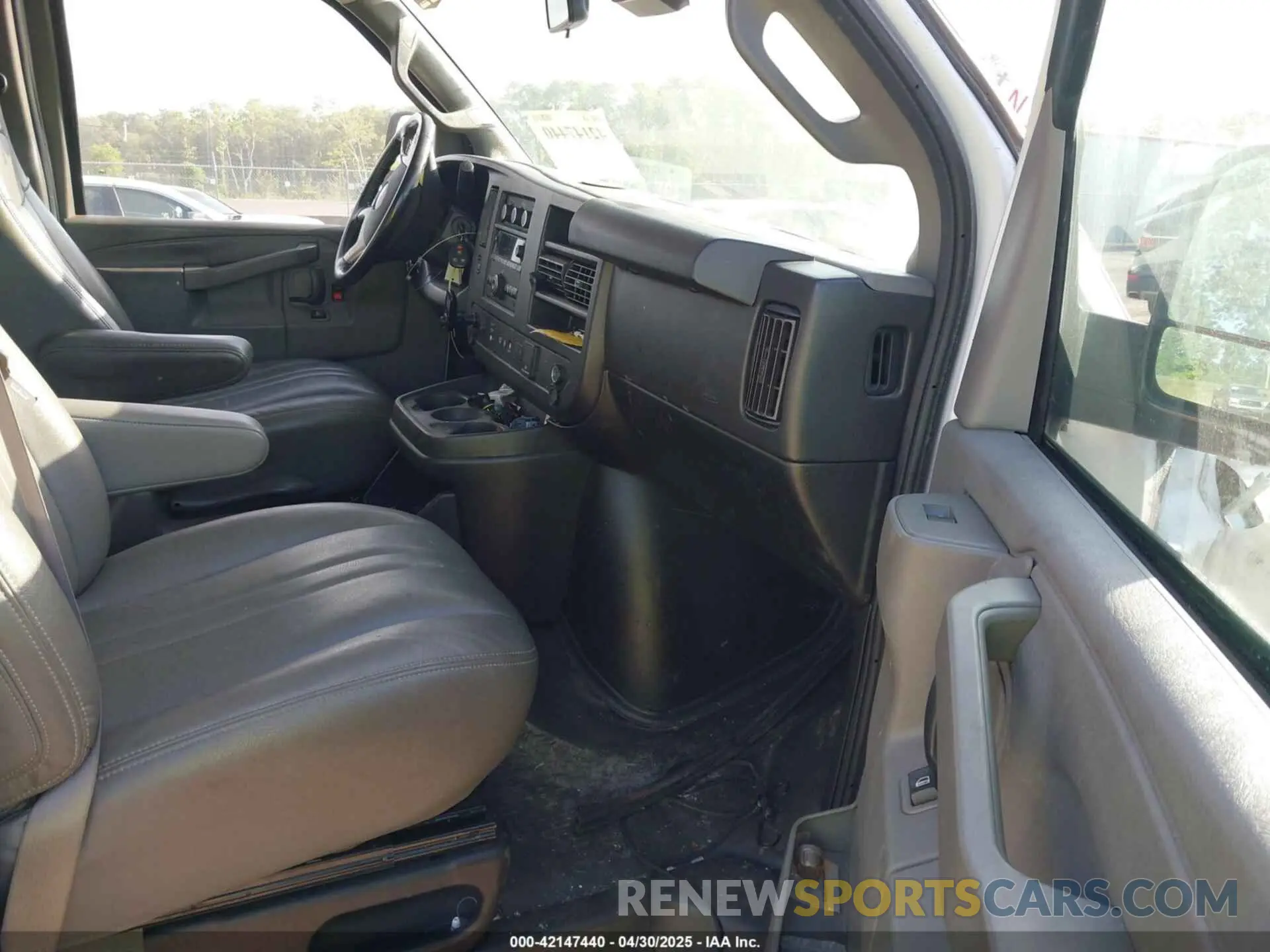 5 Photograph of a damaged car 1GCWGAFP4K1337686 CHEVROLET EXPRESS 2500 2019