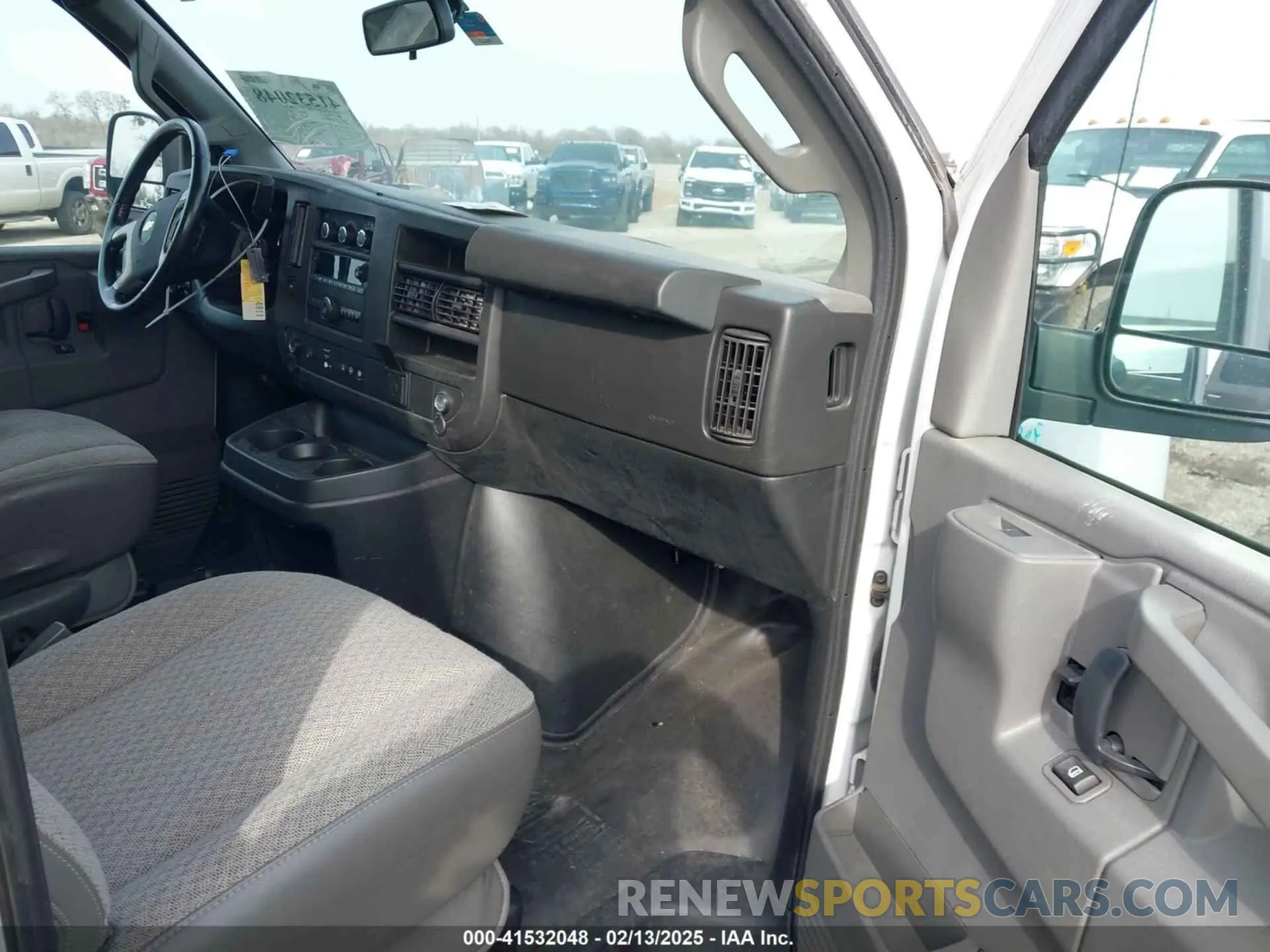 5 Photograph of a damaged car 1GCWGAFP5K1204368 CHEVROLET EXPRESS 2500 2019
