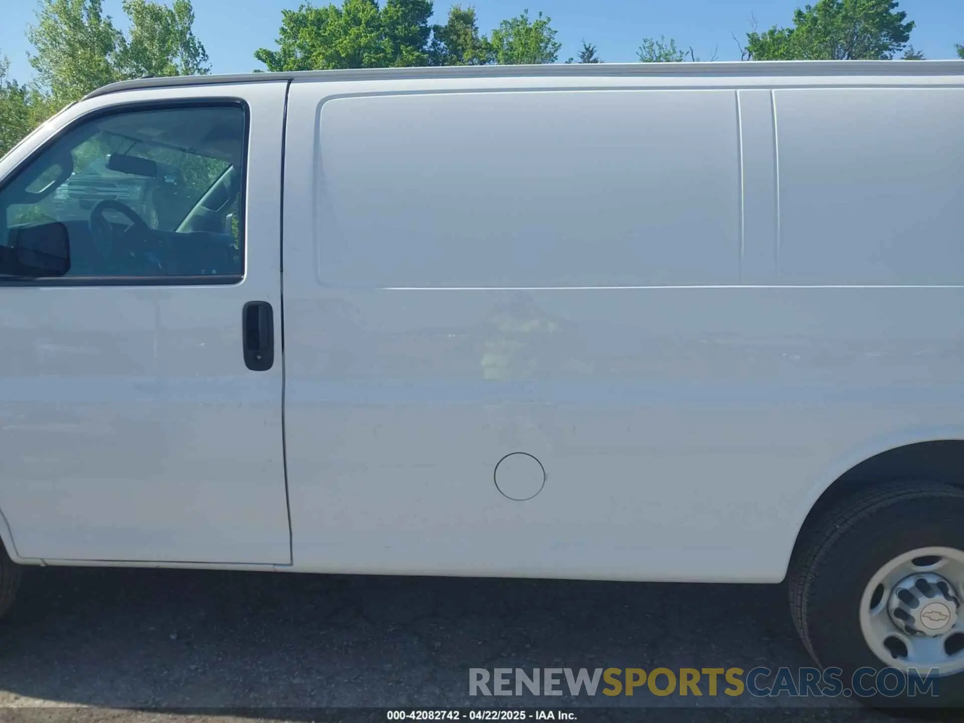 14 Photograph of a damaged car 1GCWGAFP5K1296131 CHEVROLET EXPRESS 2500 2019