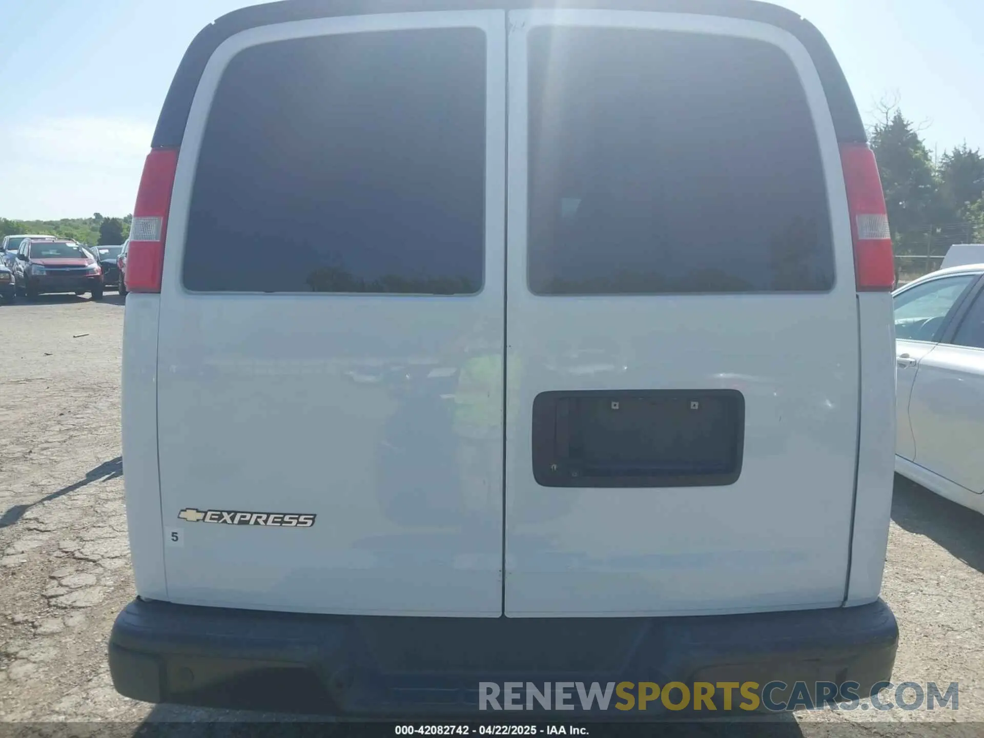 16 Photograph of a damaged car 1GCWGAFP5K1296131 CHEVROLET EXPRESS 2500 2019