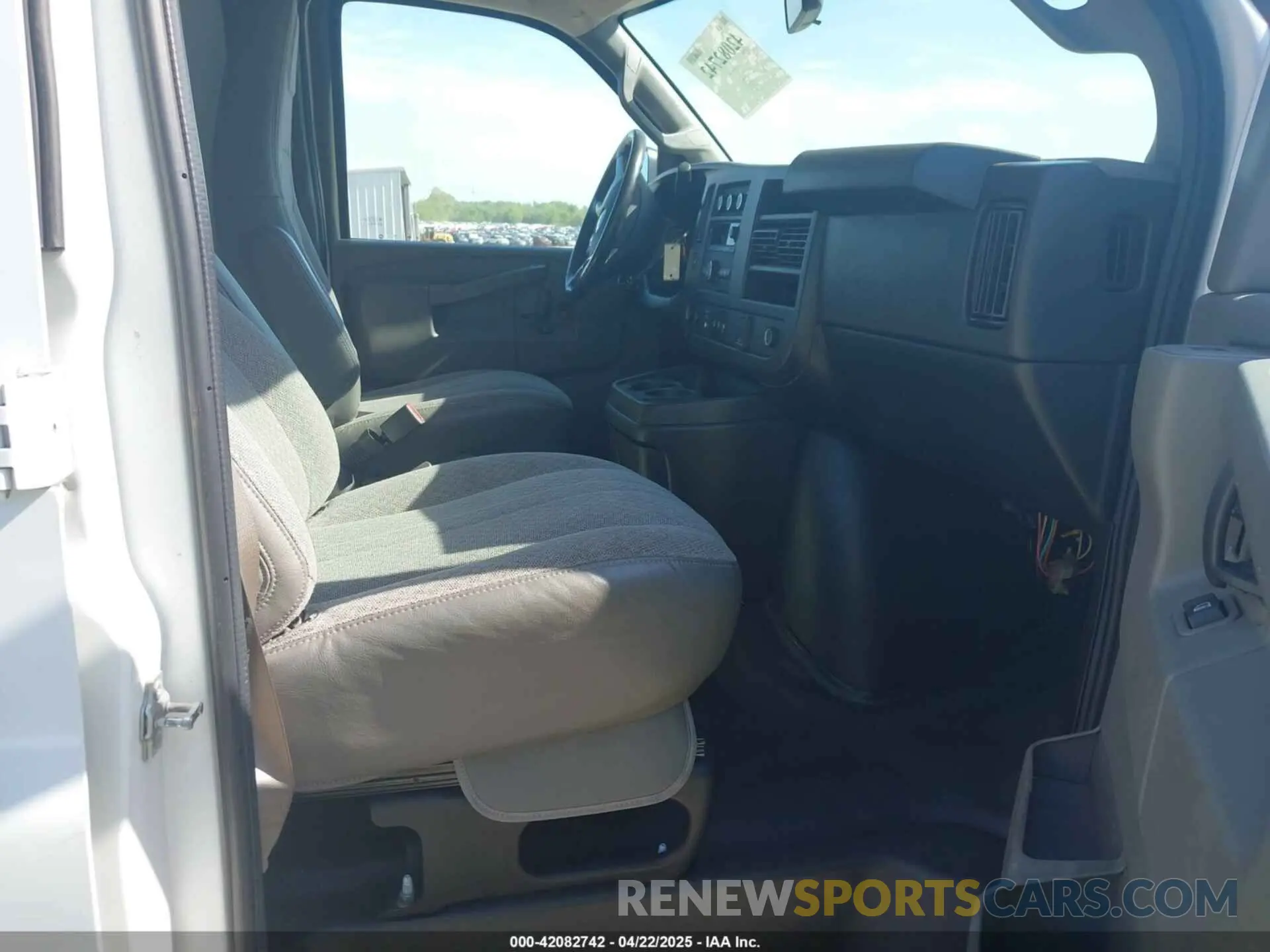 5 Photograph of a damaged car 1GCWGAFP5K1296131 CHEVROLET EXPRESS 2500 2019