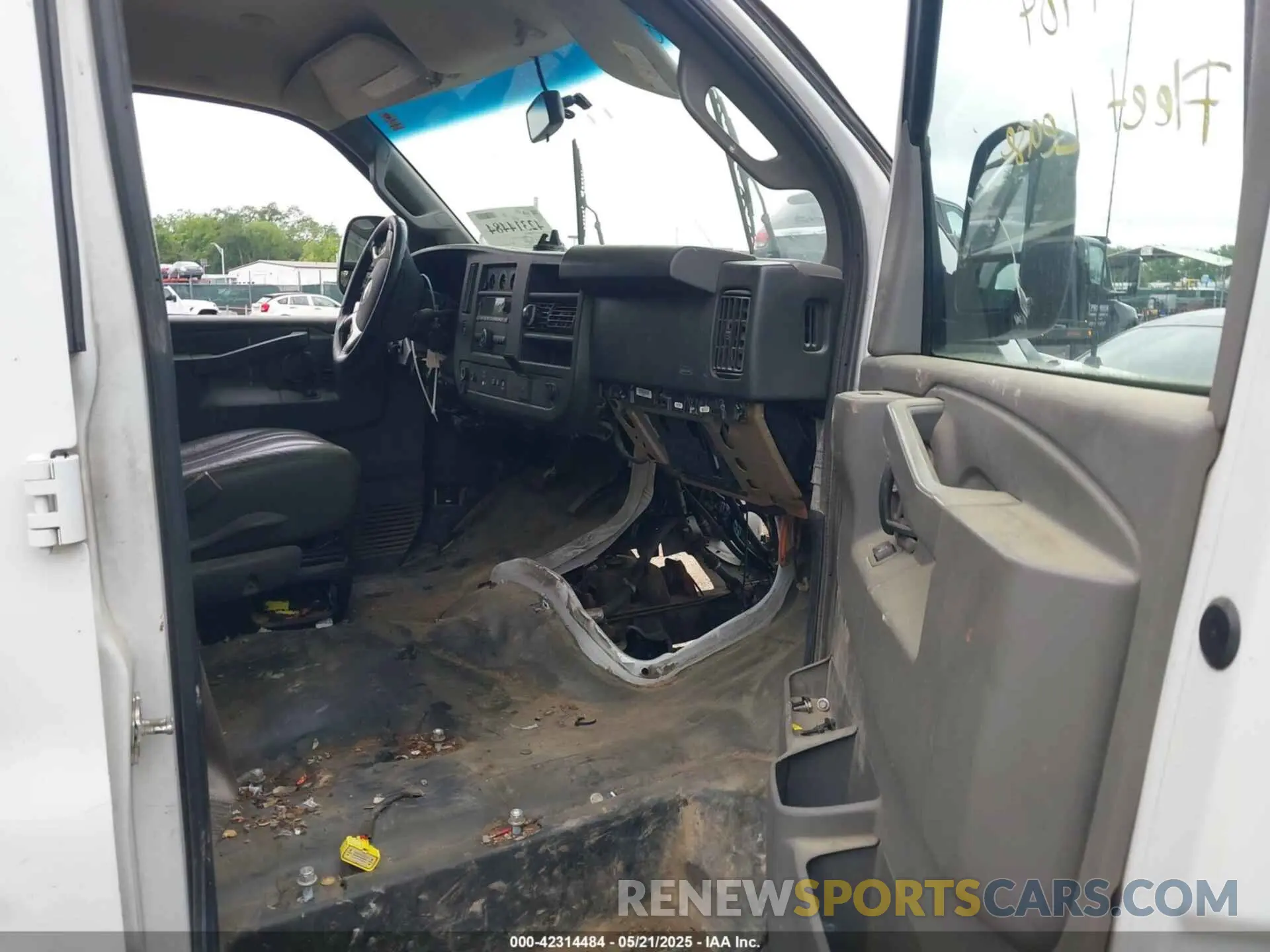 5 Photograph of a damaged car 1GCWGBFG0K1195312 CHEVROLET EXPRESS 2500 2019
