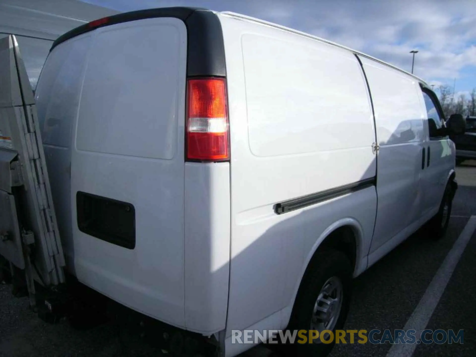 10 Photograph of a damaged car 1GCZGGFP9K1327073 CHEVROLET EXPRESS 3500 2019