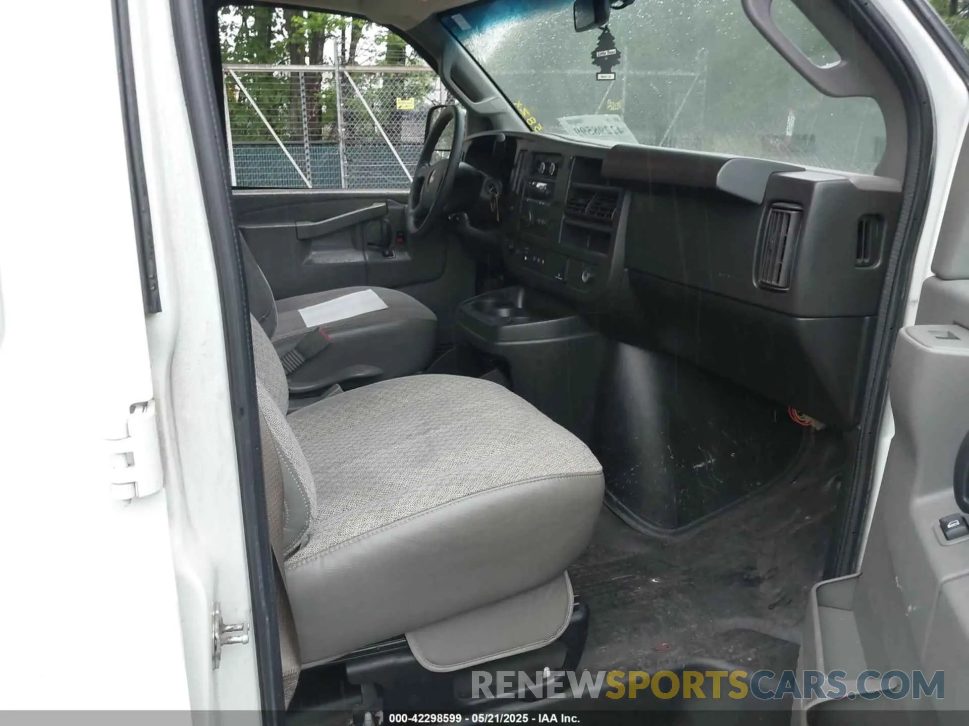 5 Photograph of a damaged car 1GCZGHFG5K1361937 CHEVROLET EXPRESS 3500 2019