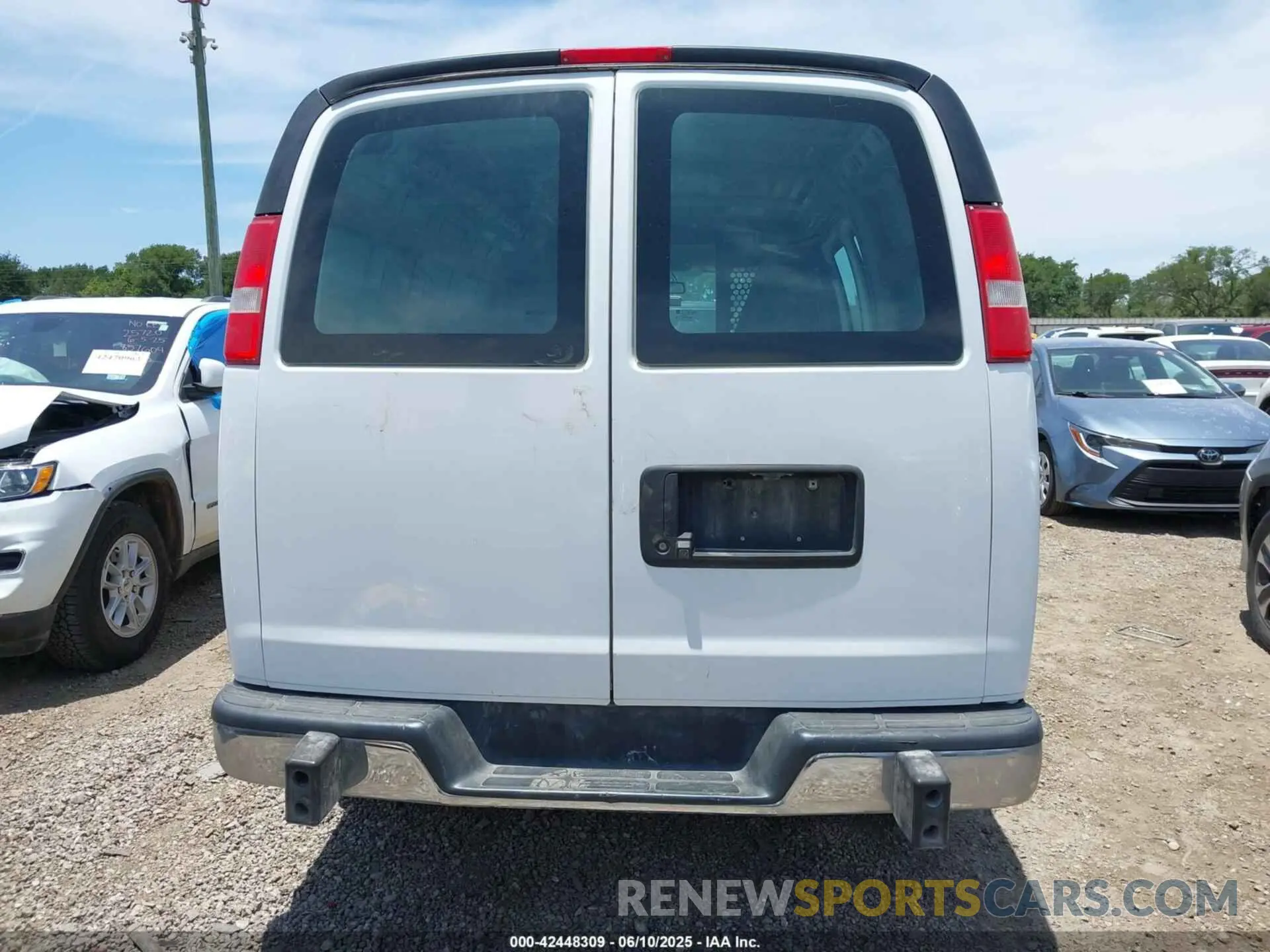 17 Photograph of a damaged car 1GCWGAFG2L1194061 CHEVROLET EXPRESS CARGO 2020