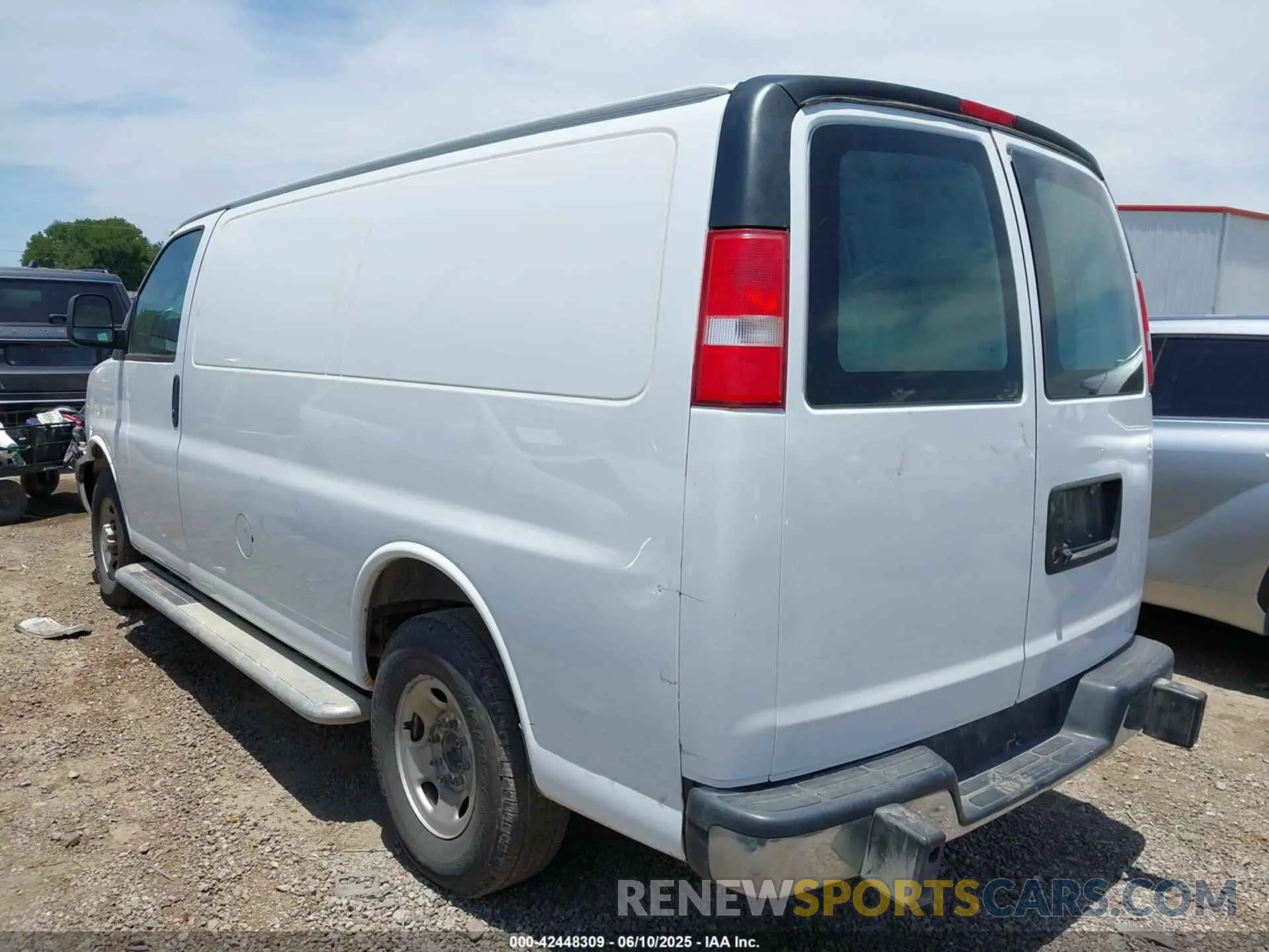 3 Photograph of a damaged car 1GCWGAFG2L1194061 CHEVROLET EXPRESS CARGO 2020
