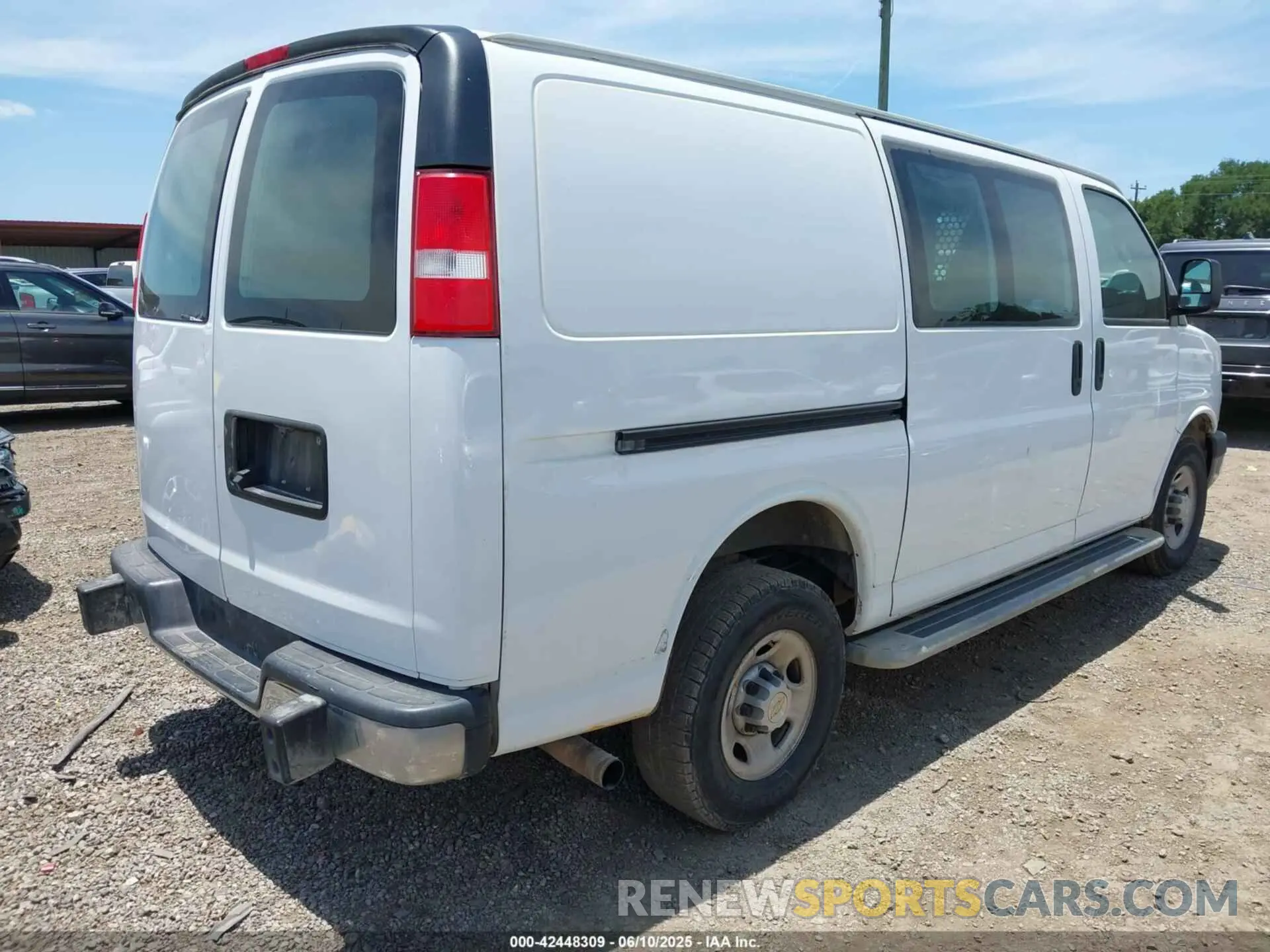 4 Photograph of a damaged car 1GCWGAFG2L1194061 CHEVROLET EXPRESS CARGO 2020