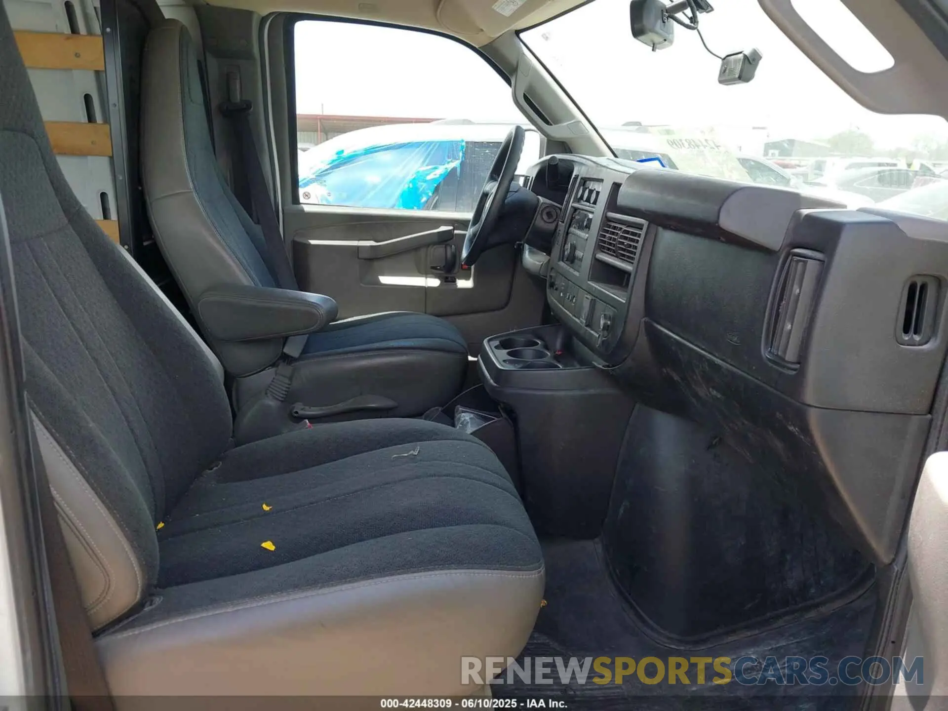 5 Photograph of a damaged car 1GCWGAFG2L1194061 CHEVROLET EXPRESS CARGO 2020