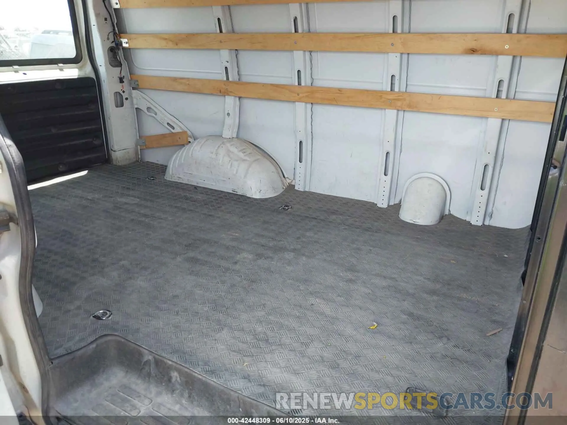8 Photograph of a damaged car 1GCWGAFG2L1194061 CHEVROLET EXPRESS CARGO 2020