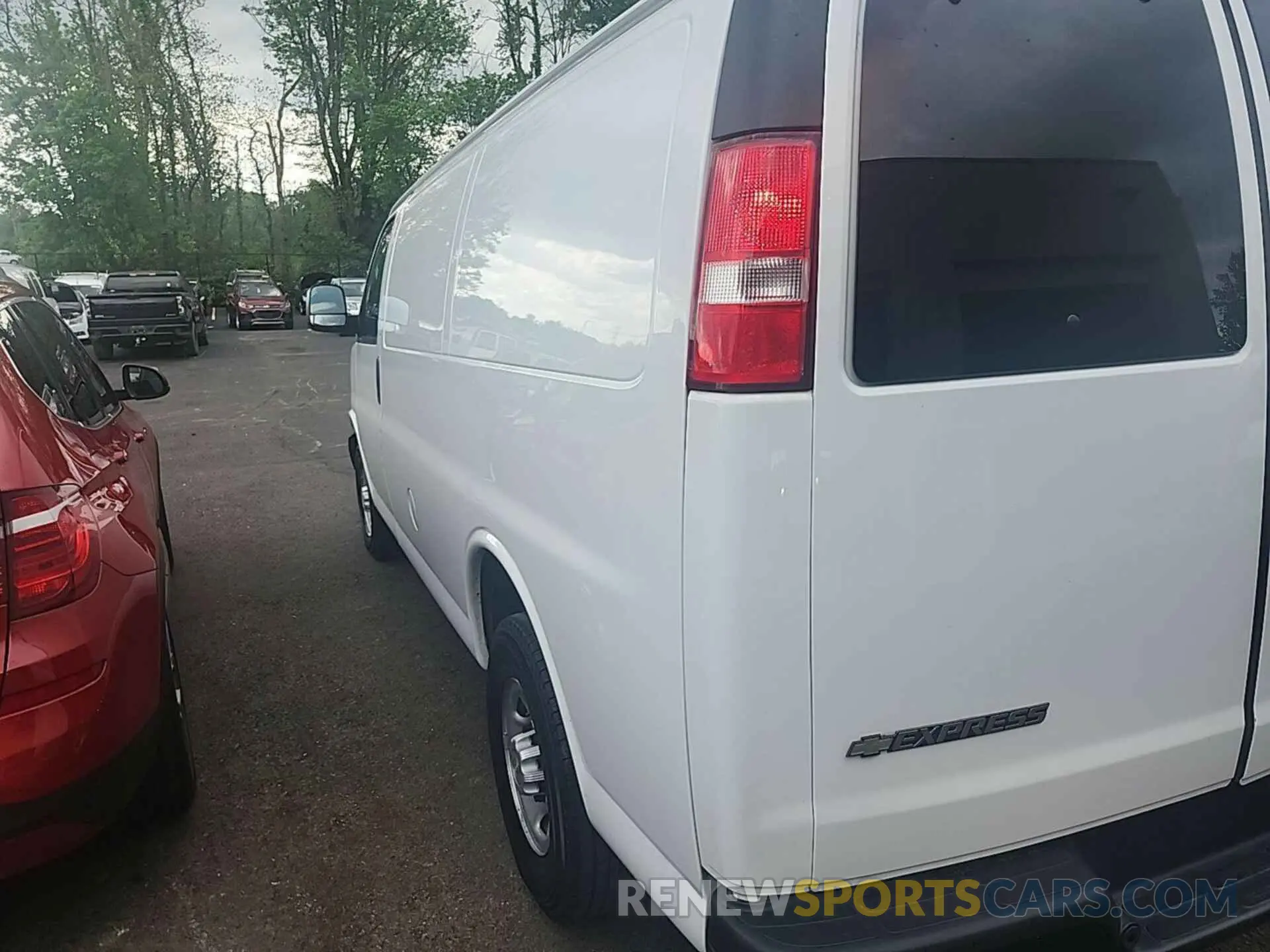 24 Photograph of a damaged car 1GCWGAFG3L1163983 CHEVROLET EXPRESS CARGO 2020