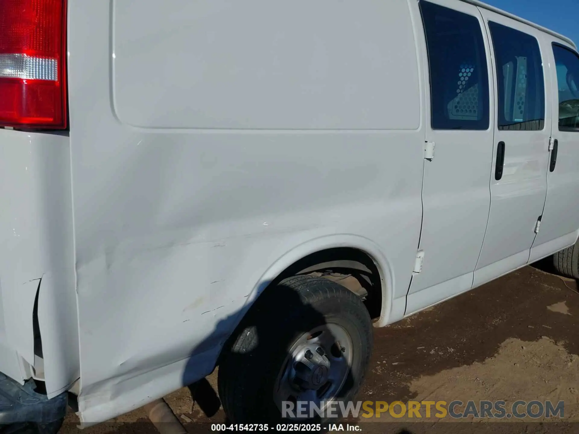 6 Photograph of a damaged car 1GCWGAFG4L1122214 CHEVROLET EXPRESS CARGO 2020