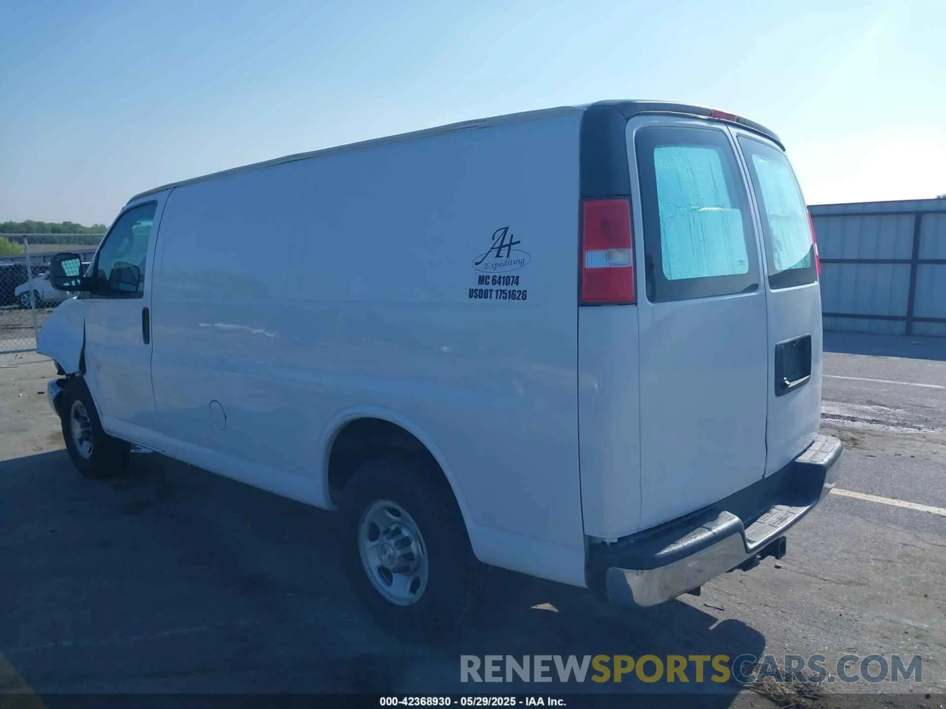 3 Фотография поврежденного автомобиля 1GCWGAFG4L1136579 CHEVROLET EXPRESS CARGO 2020