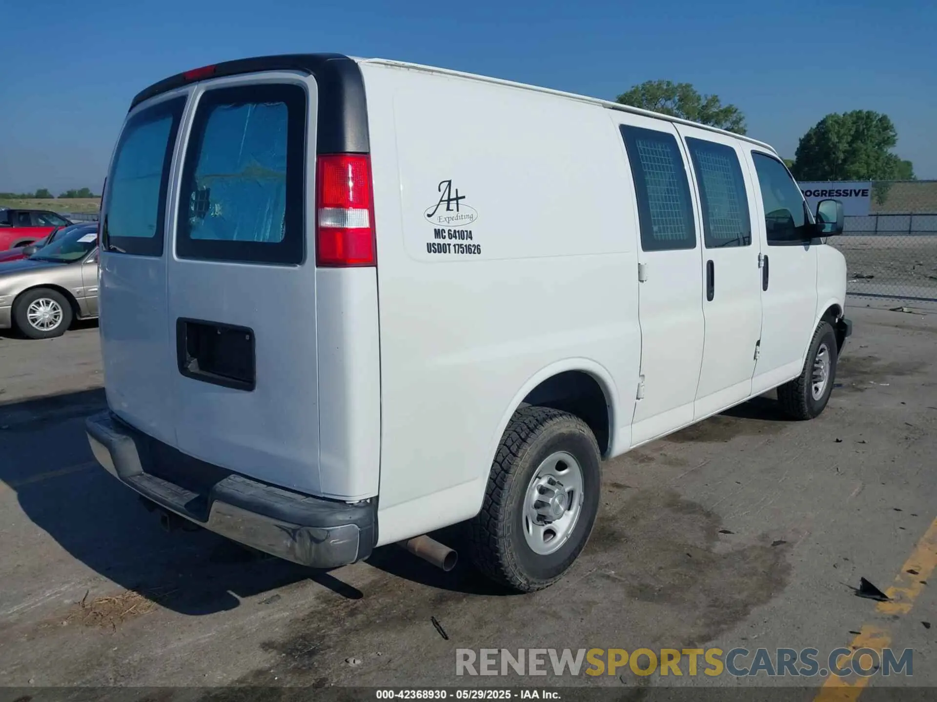 4 Фотография поврежденного автомобиля 1GCWGAFG4L1136579 CHEVROLET EXPRESS CARGO 2020