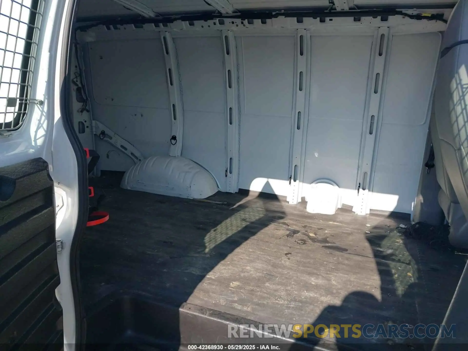 8 Фотография поврежденного автомобиля 1GCWGAFG4L1136579 CHEVROLET EXPRESS CARGO 2020