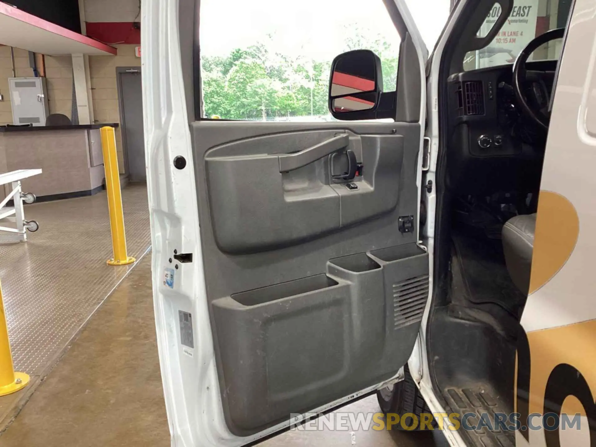 19 Photograph of a damaged car 1GCWGAFG4L1260657 CHEVROLET EXPRESS CARGO 2020