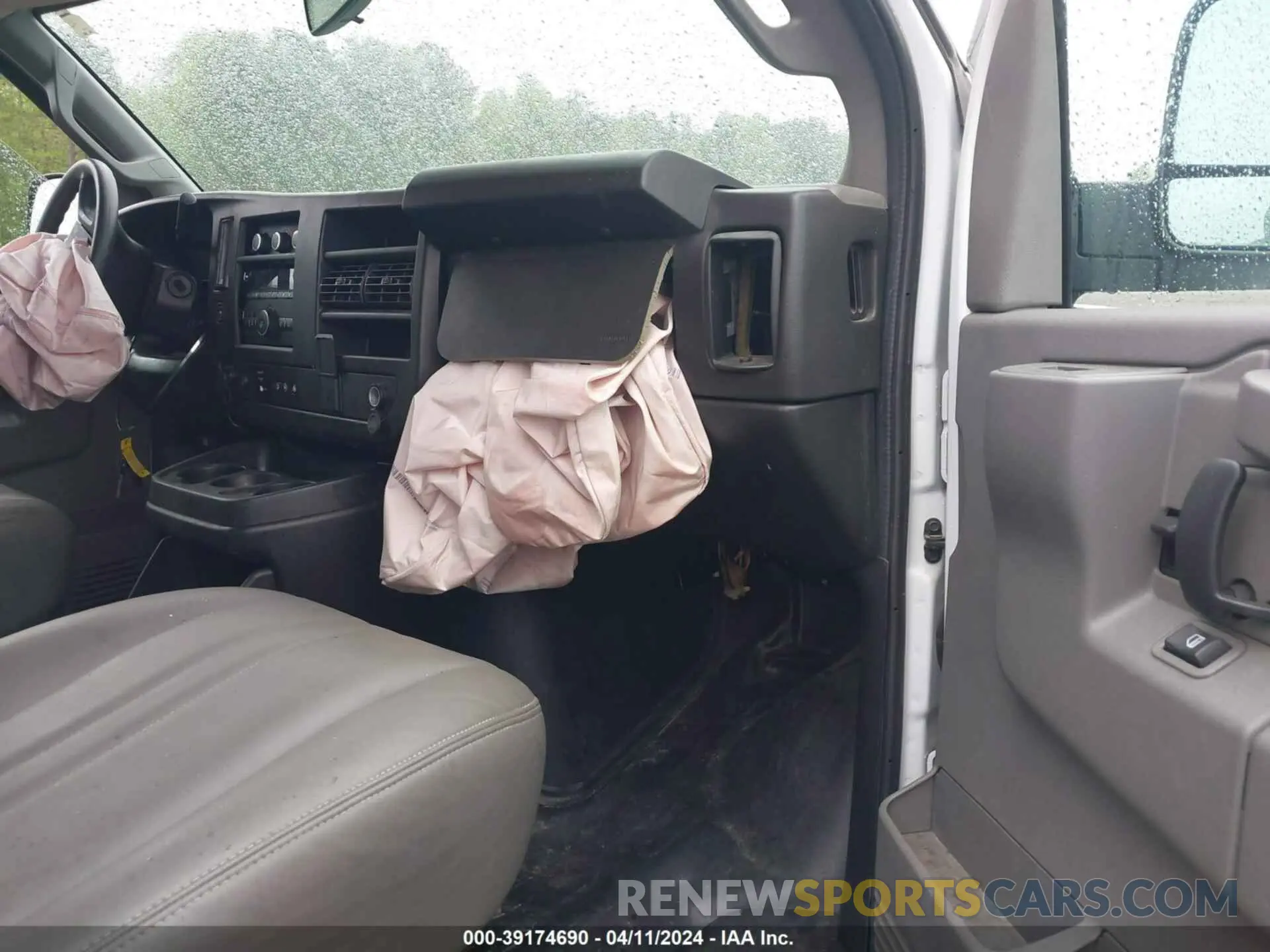 5 Photograph of a damaged car 1GCWGAFG5L1212519 CHEVROLET EXPRESS CARGO 2020