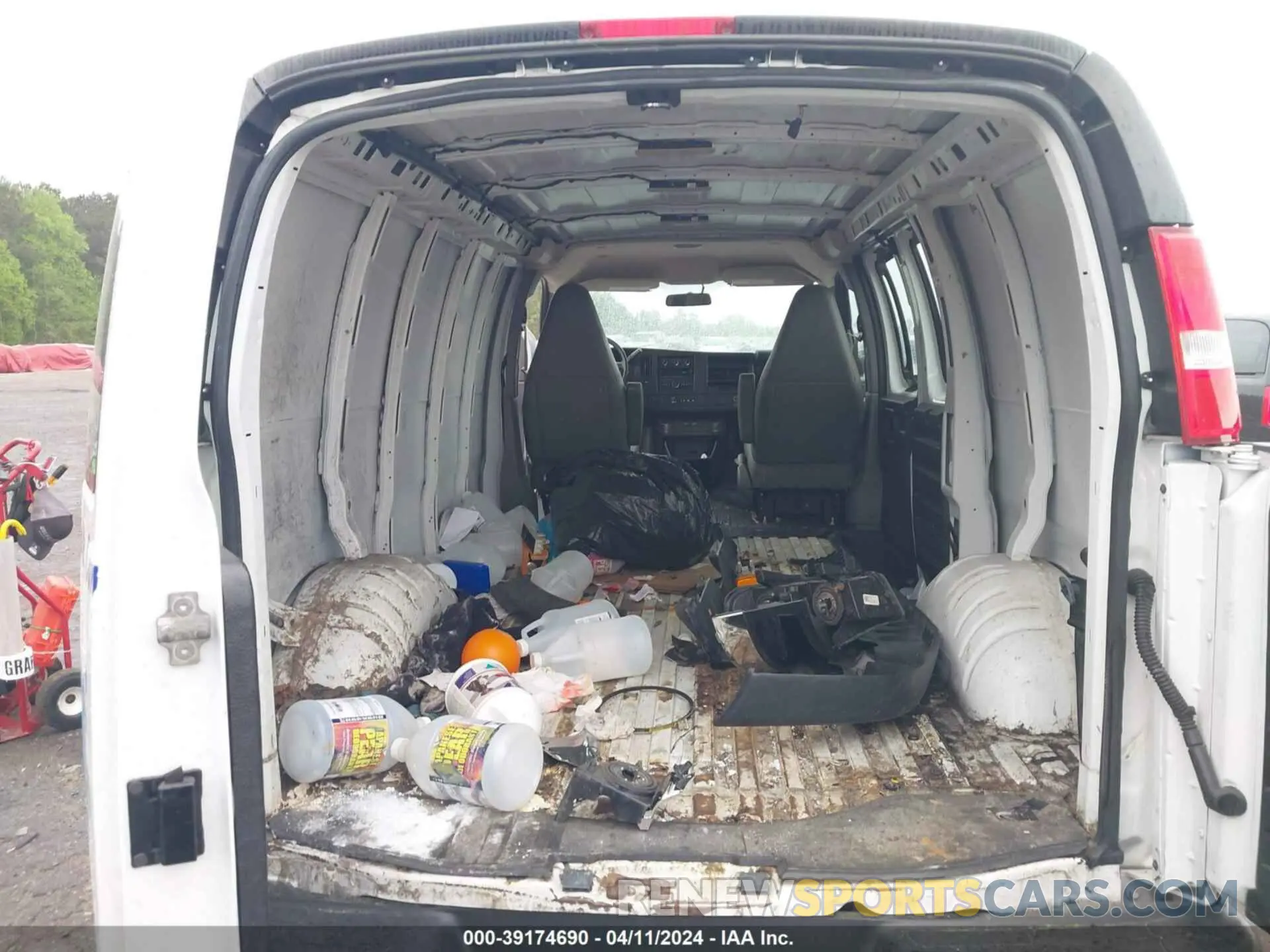 8 Photograph of a damaged car 1GCWGAFG5L1212519 CHEVROLET EXPRESS CARGO 2020