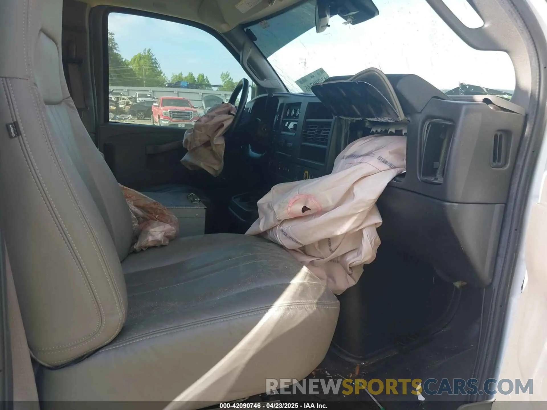 5 Photograph of a damaged car 1GCWGAFP0L1261725 CHEVROLET EXPRESS CARGO 2020