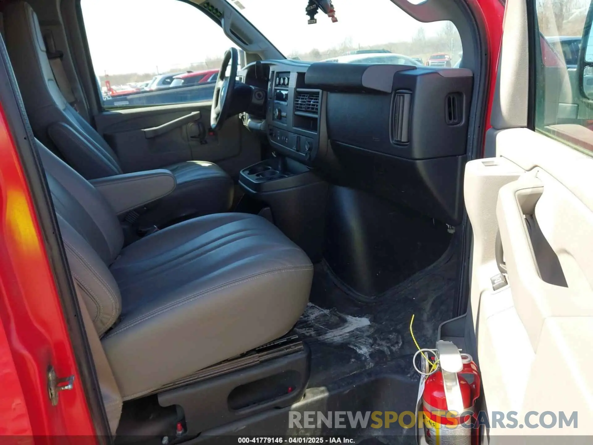 5 Фотография поврежденного автомобиля 1GCWGAFP3L1241470 CHEVROLET EXPRESS CARGO 2020