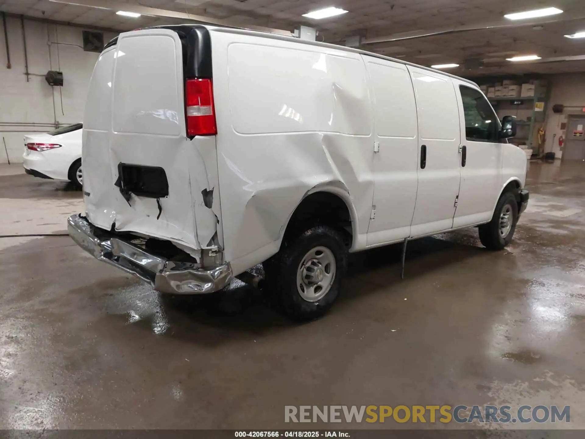4 Photograph of a damaged car 1GCWGAFP5L1266659 CHEVROLET EXPRESS CARGO 2020