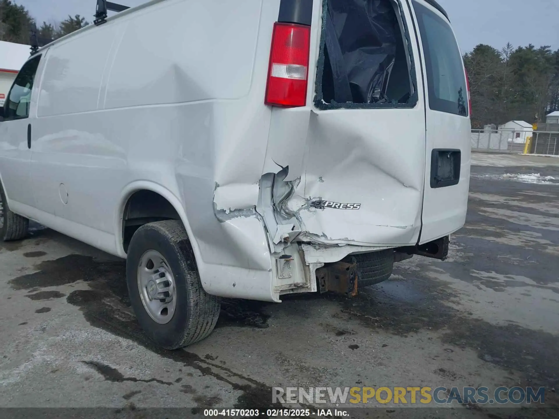 6 Photograph of a damaged car 1GCWGAFP6L1242483 CHEVROLET EXPRESS CARGO 2020