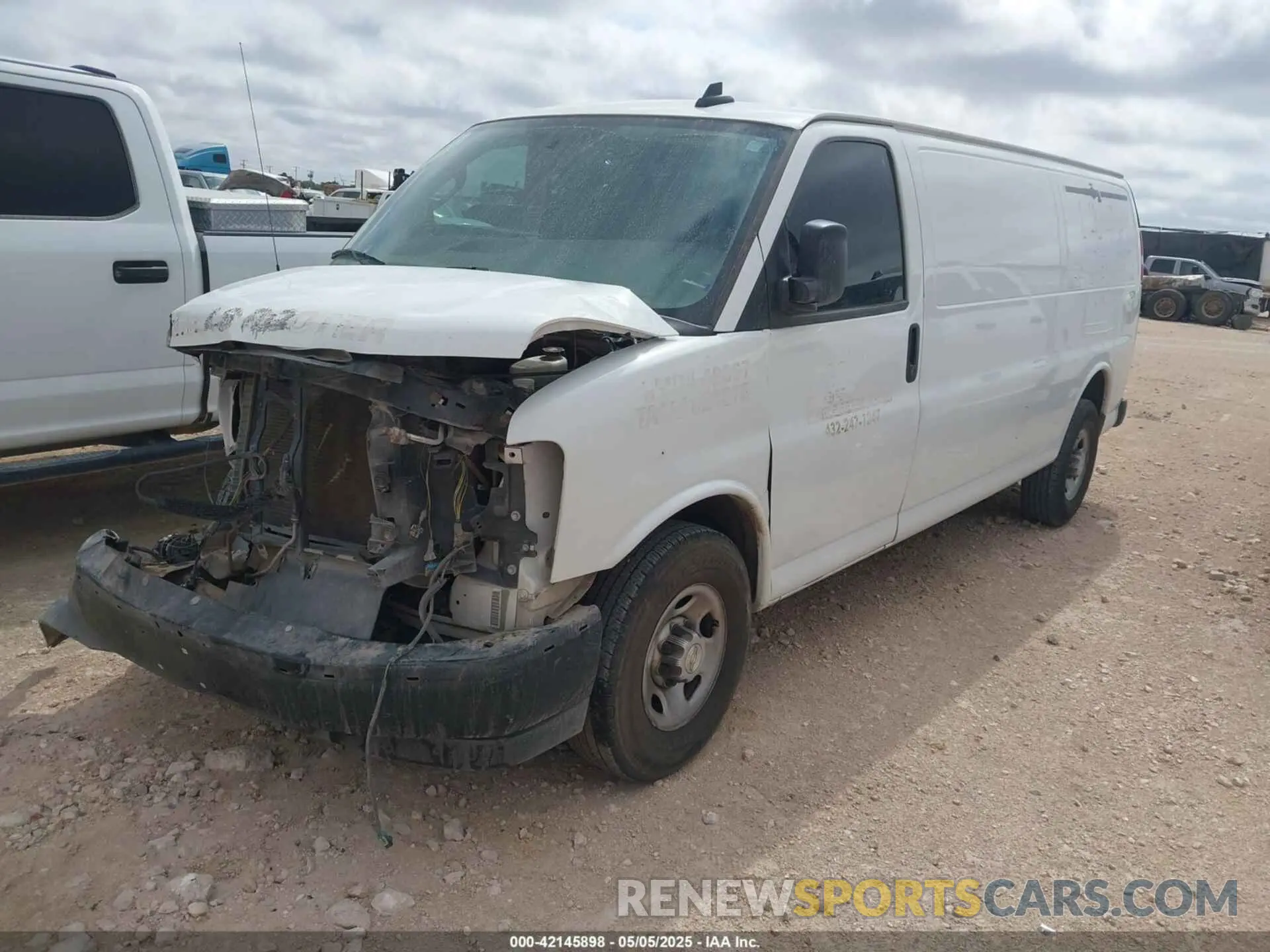 2 Фотография поврежденного автомобиля 1GCWGBFG6L1274341 CHEVROLET EXPRESS CARGO 2020