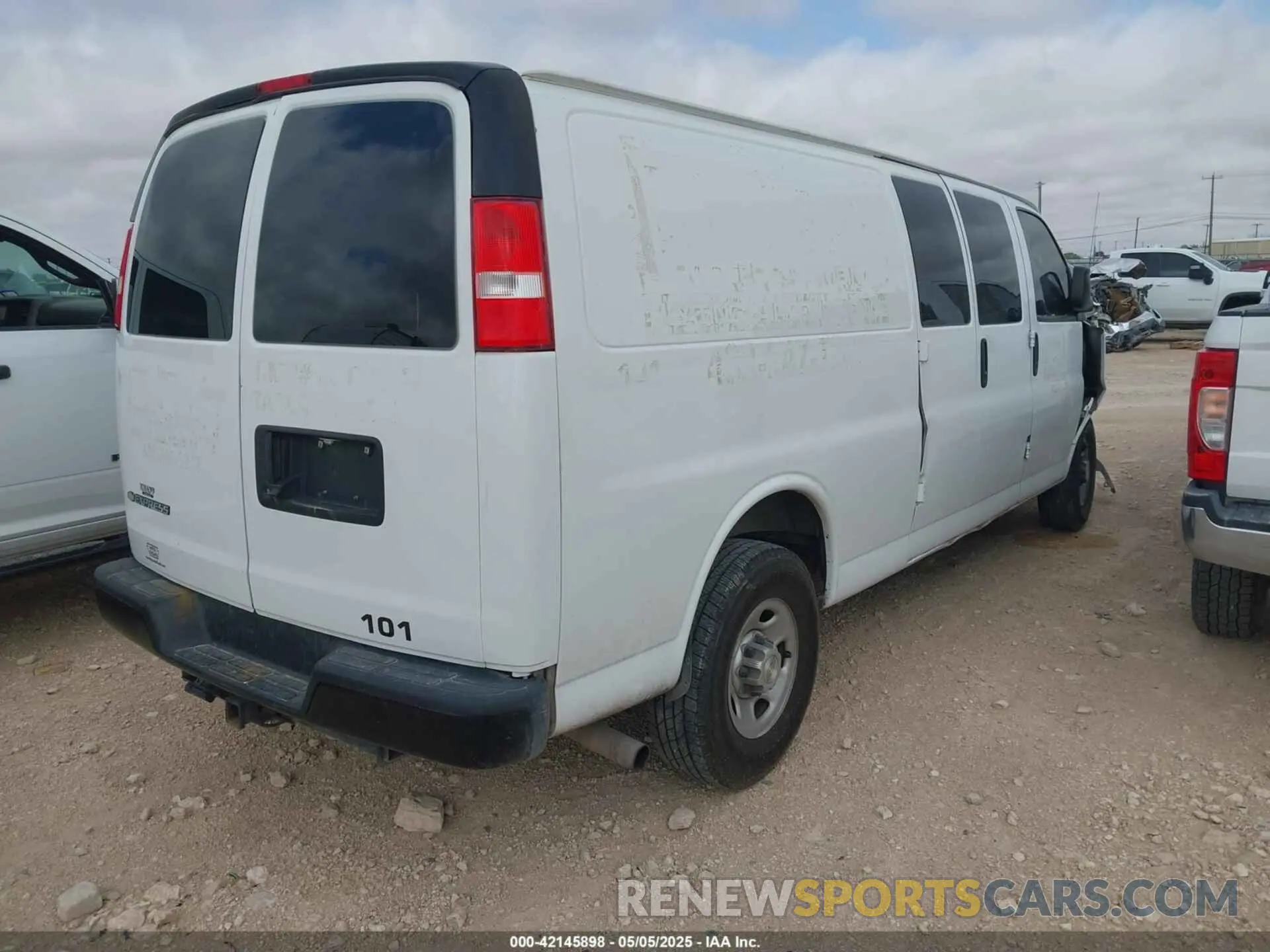 4 Фотография поврежденного автомобиля 1GCWGBFG6L1274341 CHEVROLET EXPRESS CARGO 2020