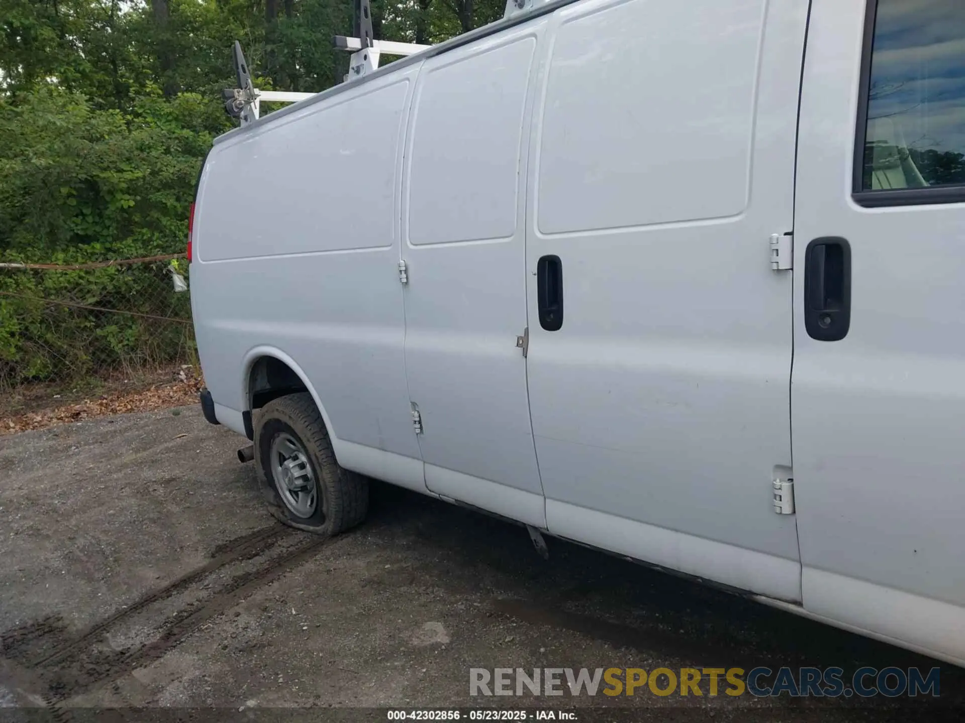 6 Photograph of a damaged car 1GCWGBFP7L1165886 CHEVROLET EXPRESS CARGO 2020
