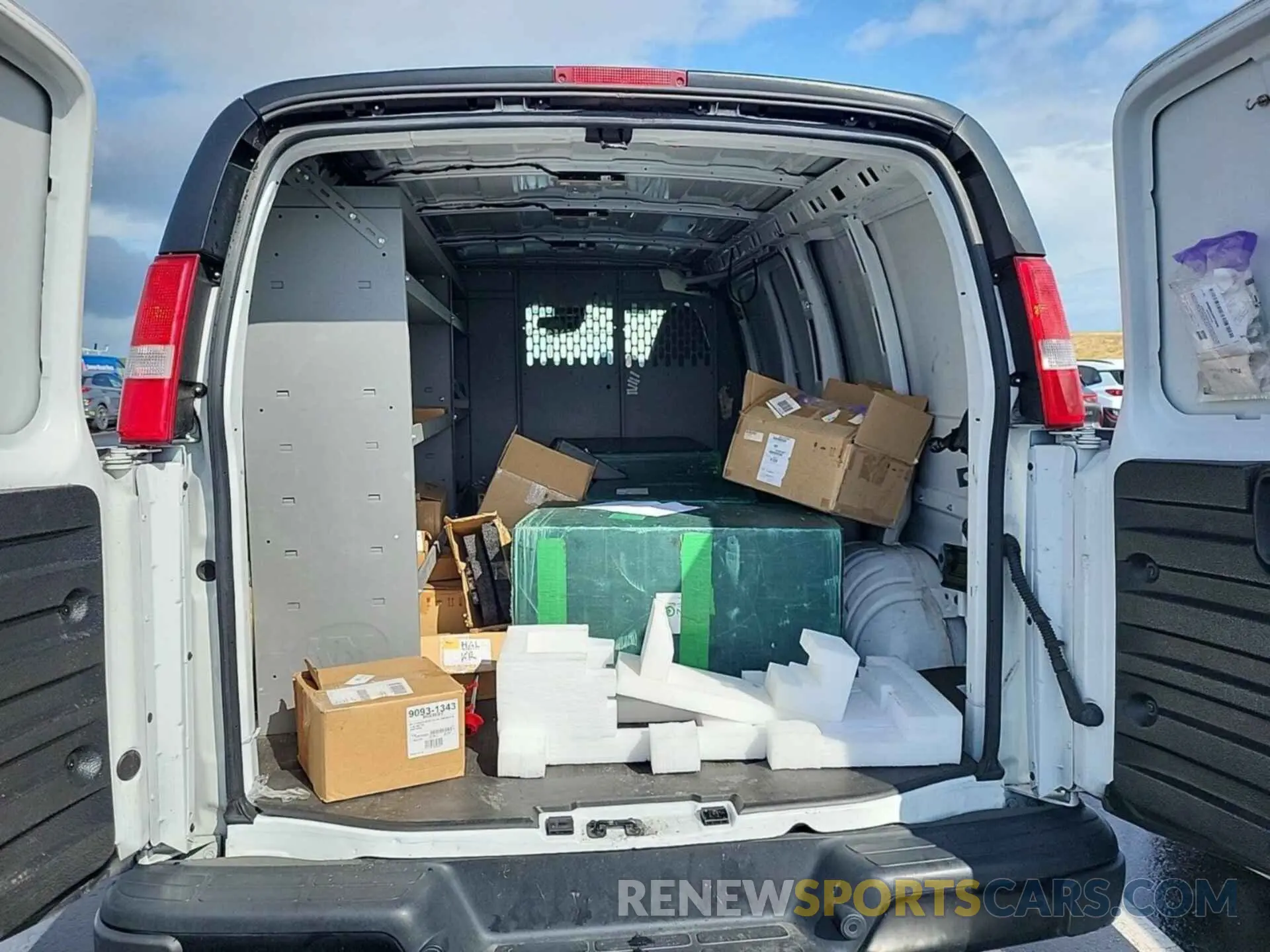 2 Фотография поврежденного автомобиля 1GCWGAFP0M1312724 CHEVROLET EXPRESS CARGO 2021