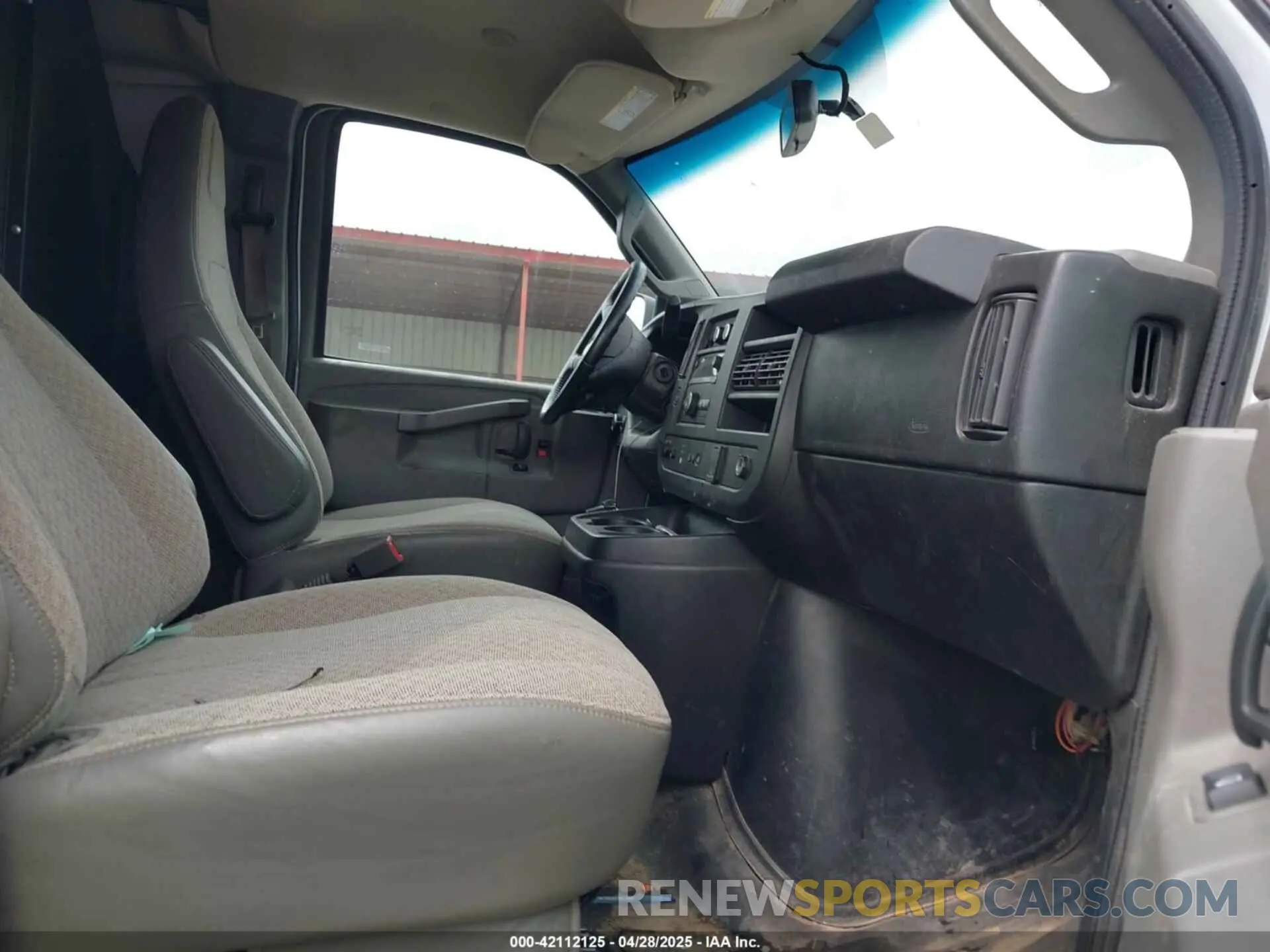 5 Photograph of a damaged car 1GCWGAFP1M1234342 CHEVROLET EXPRESS CARGO 2021