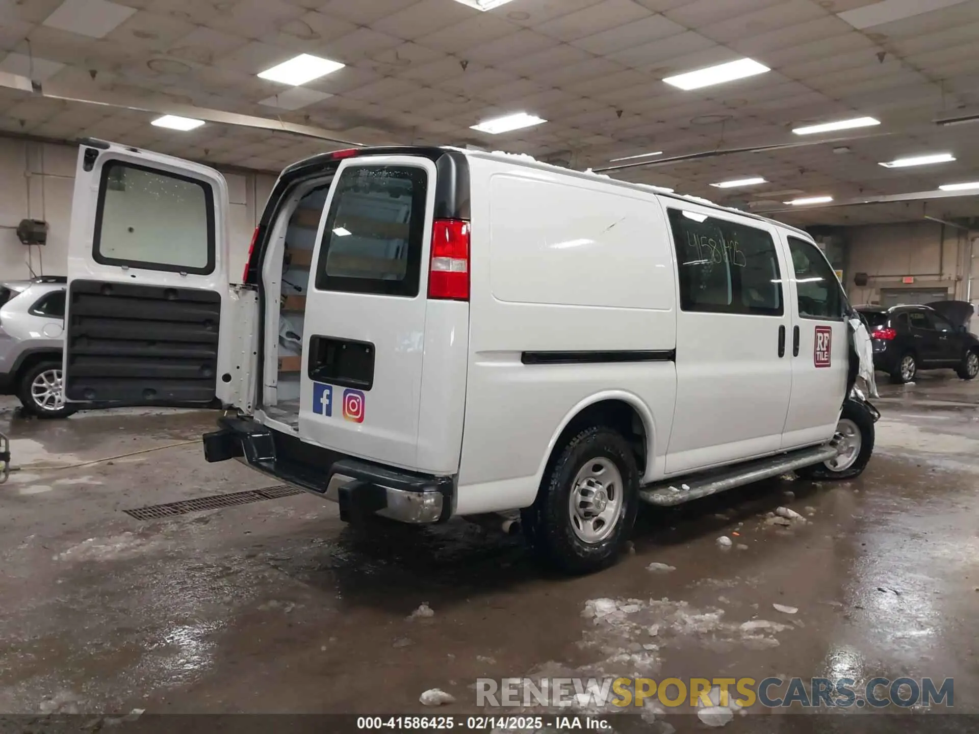 4 Photograph of a damaged car 1GCWGAFP4M1268940 CHEVROLET EXPRESS CARGO 2021