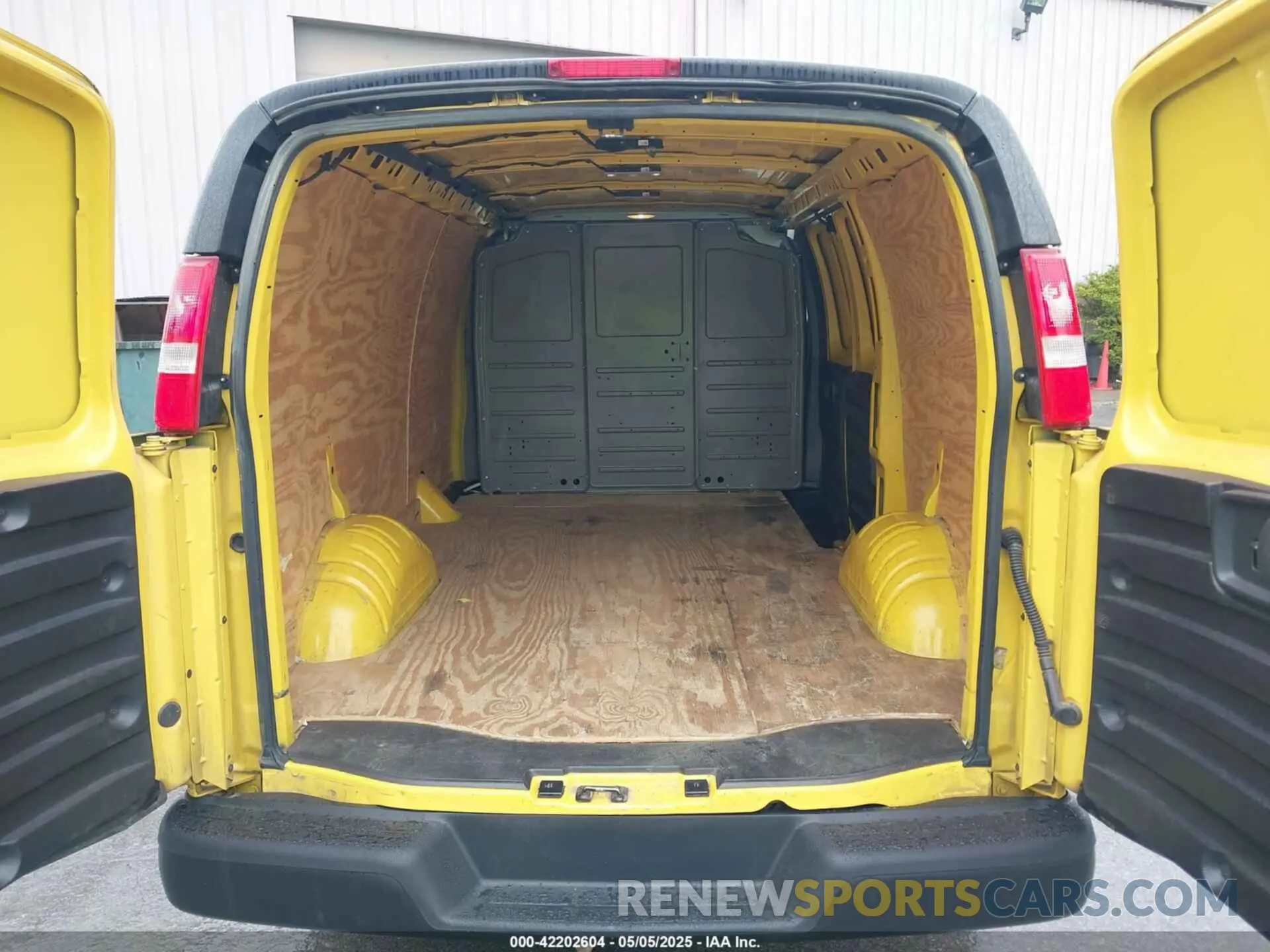 19 Photograph of a damaged car 1GCWGAFP8M1175127 CHEVROLET EXPRESS CARGO 2021