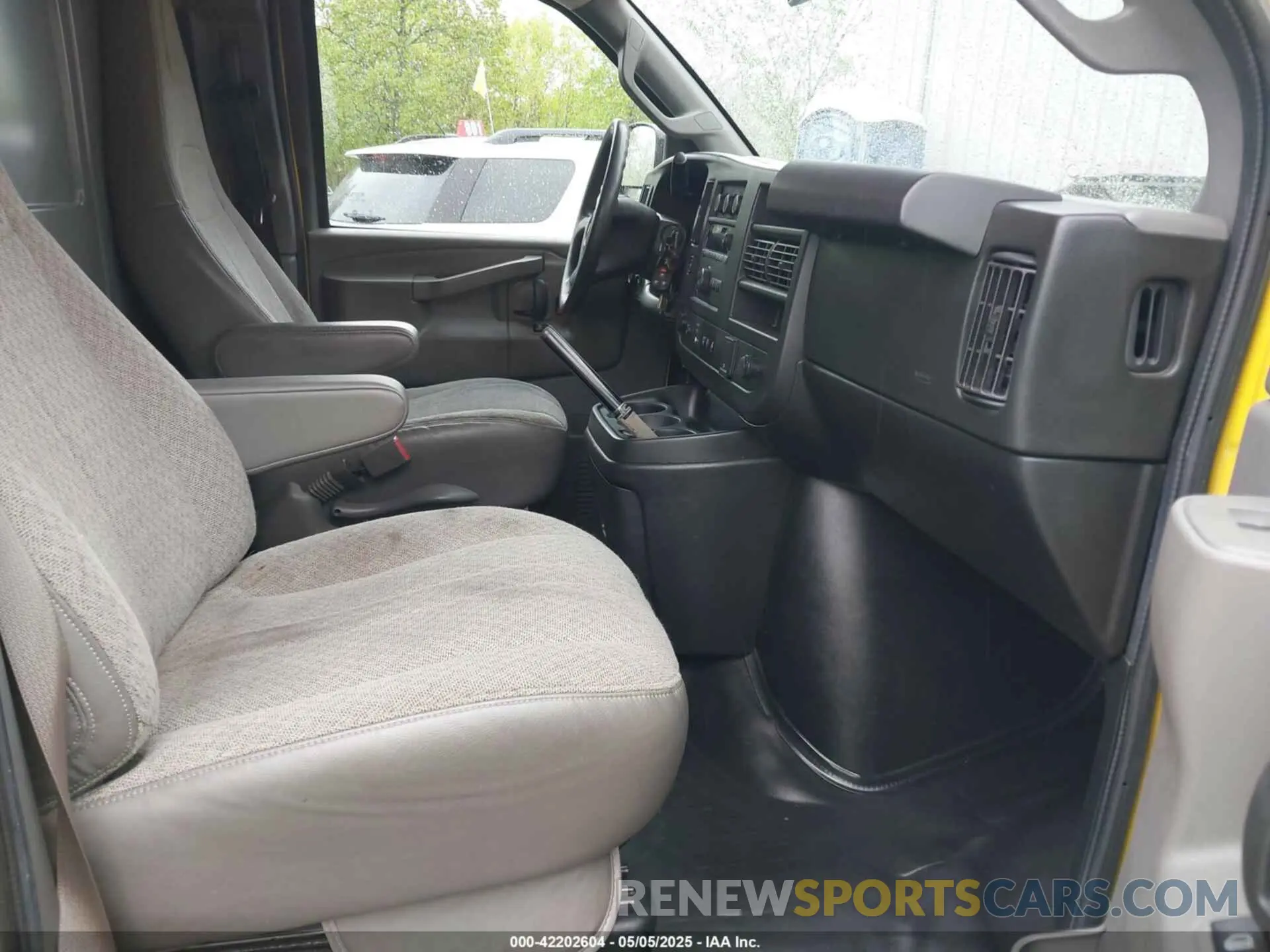 5 Photograph of a damaged car 1GCWGAFP8M1175127 CHEVROLET EXPRESS CARGO 2021
